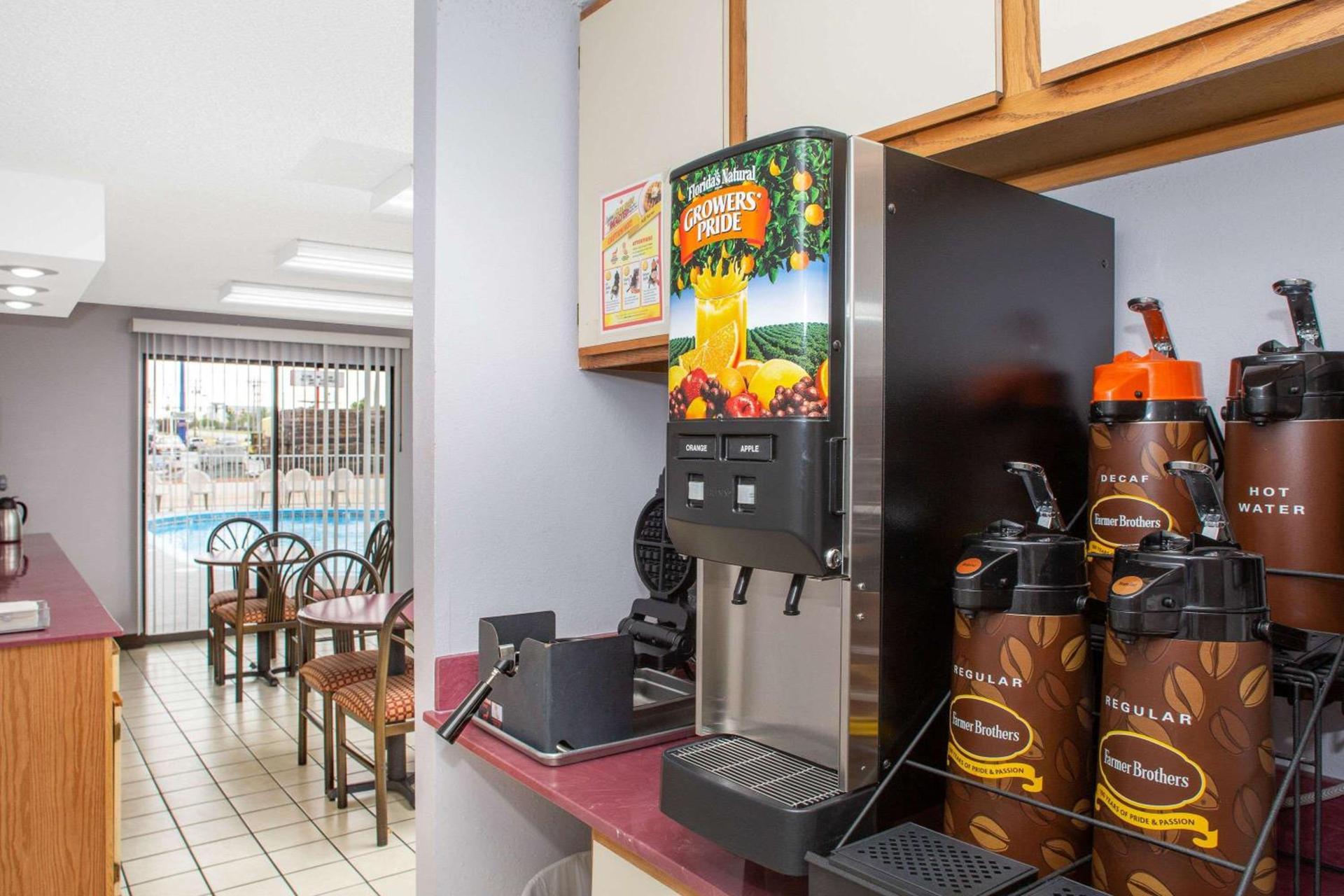 Super 8 by Wyndham Springdale AR photo 15