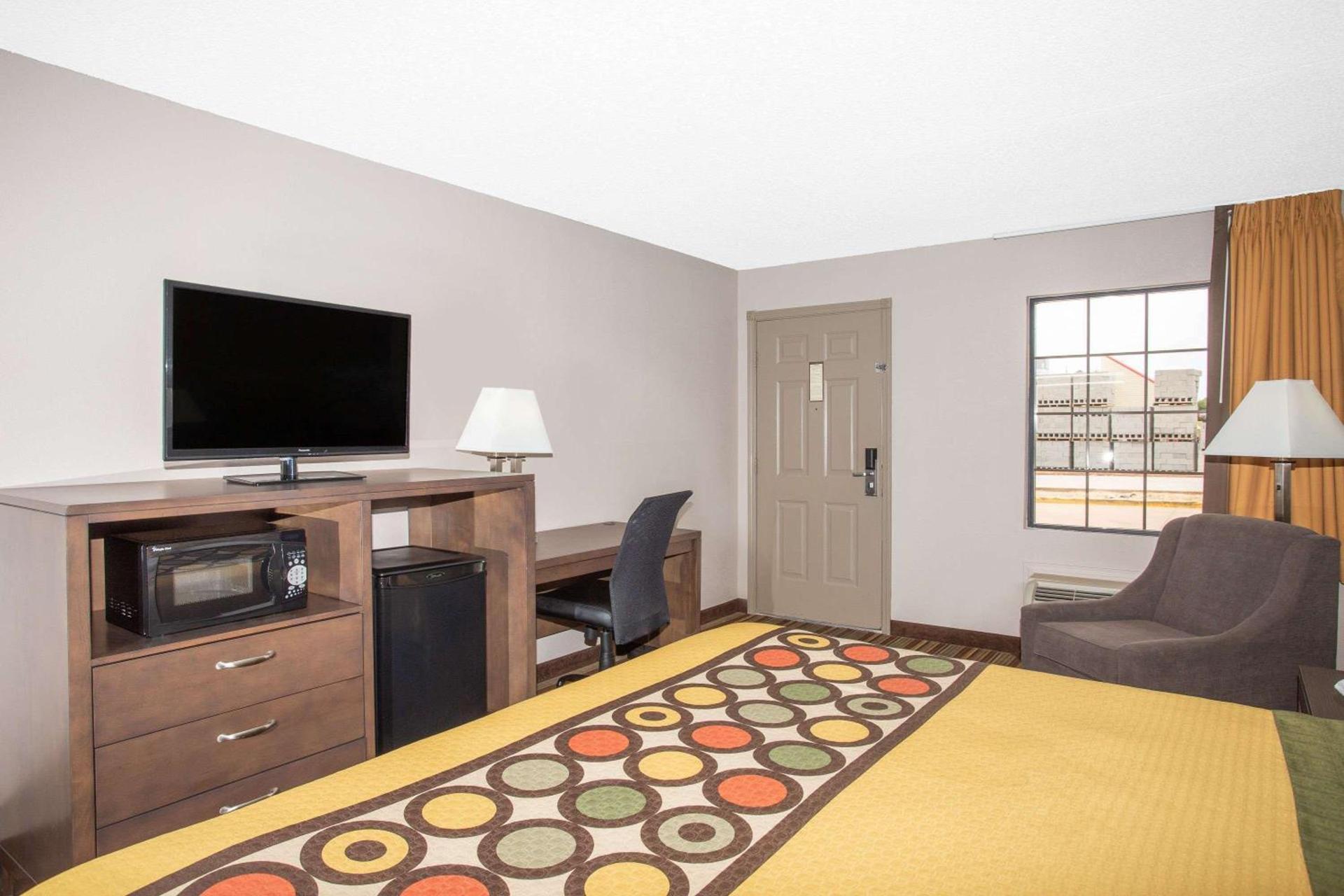 Super 8 by Wyndham Springdale AR photo 9