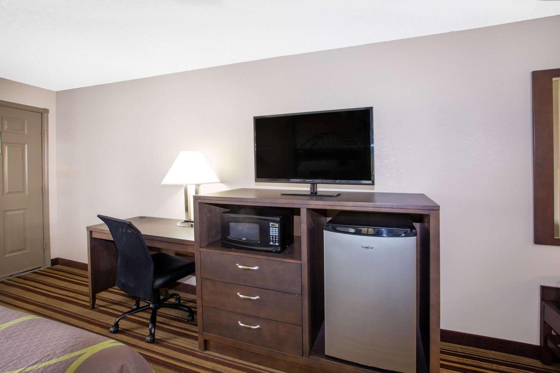 Super 8 by Wyndham Springdale AR photo 11