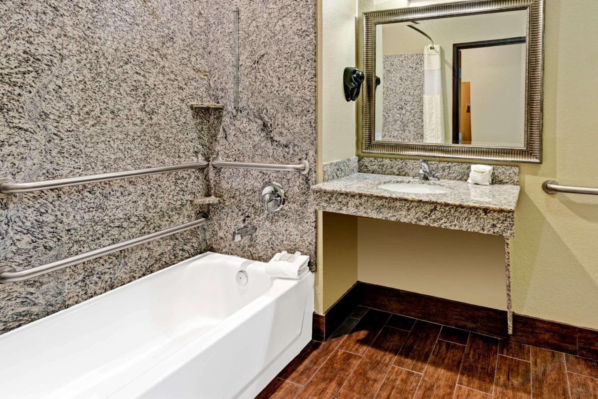 Super 8 by Wyndham San Antonio/Alamodome Area photo 8