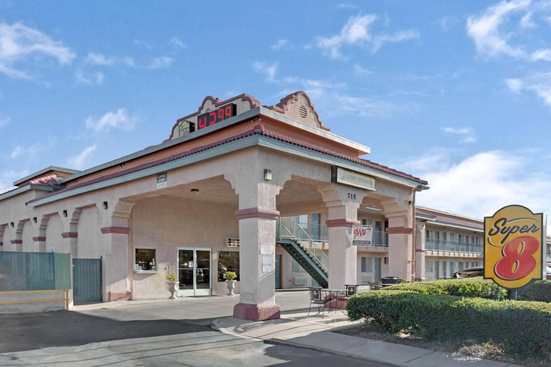 Super 8 by Wyndham Tucson Downtown Convention Center photo 3