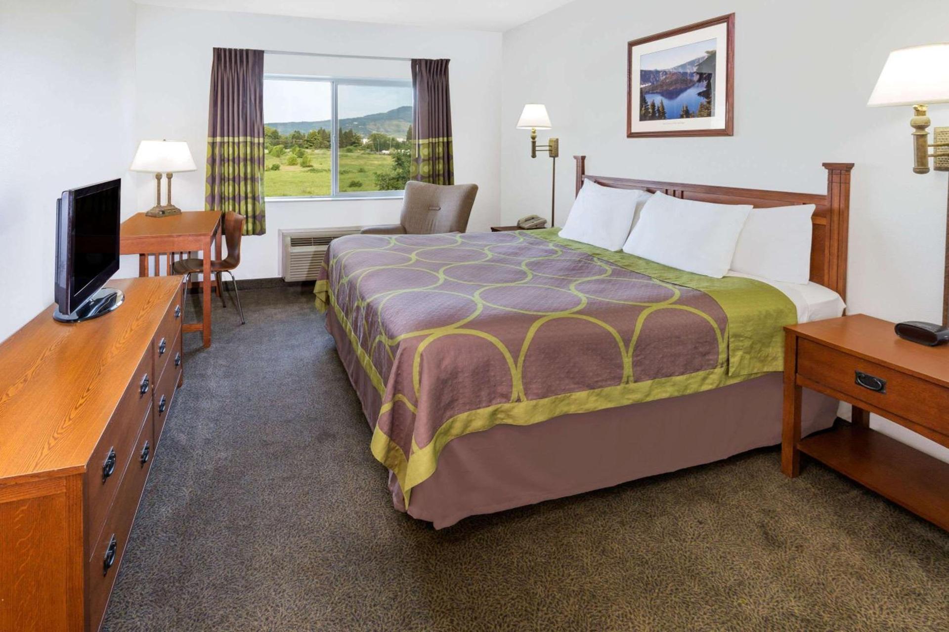 Super 8 by Wyndham Central Pt Medford photo 6