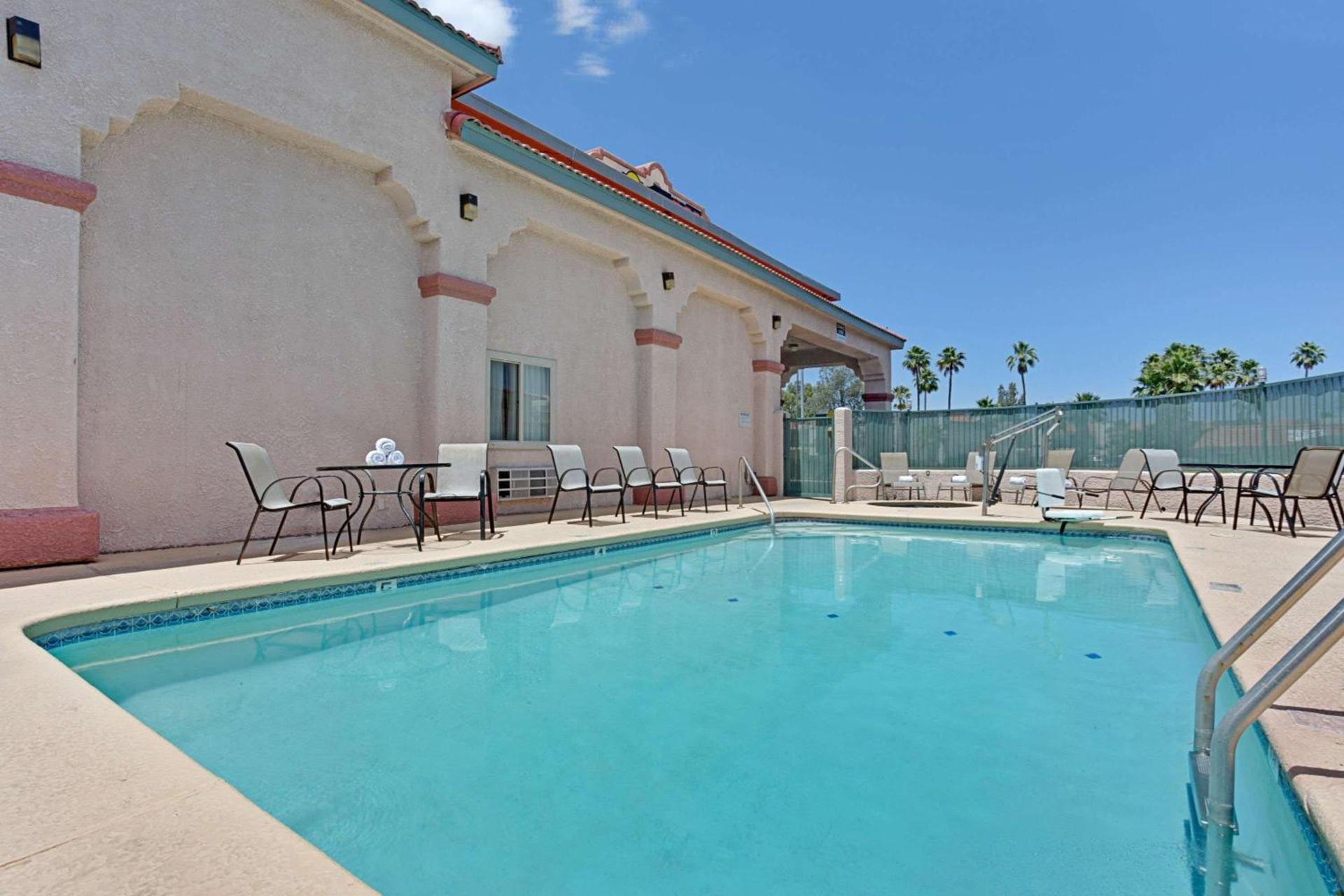 Super 8 by Wyndham Tucson Downtown Convention Center photo 5
