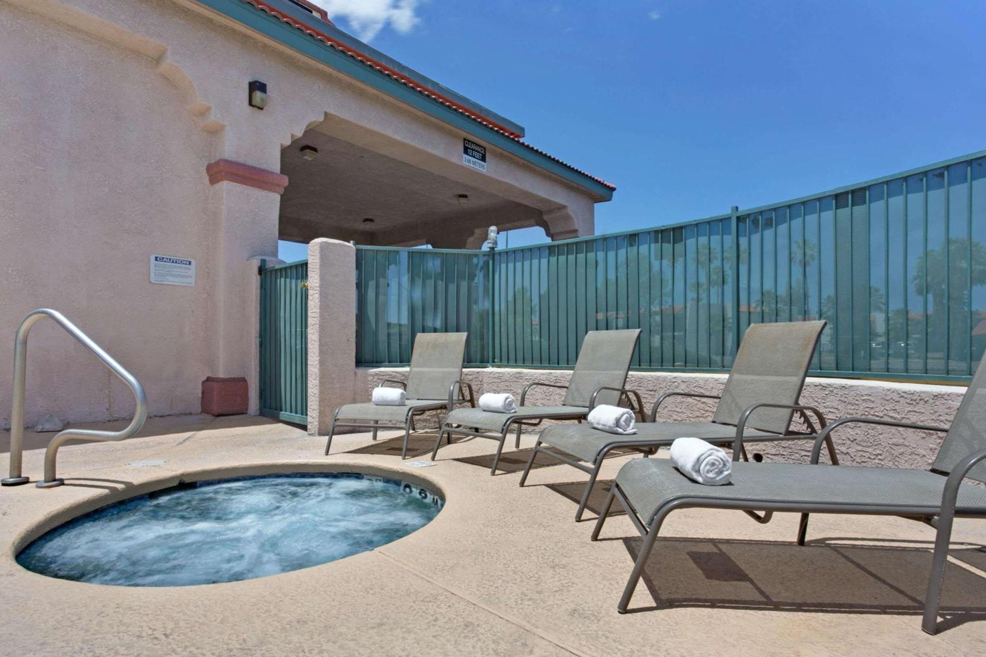 Super 8 by Wyndham Tucson Downtown Convention Center photo 13