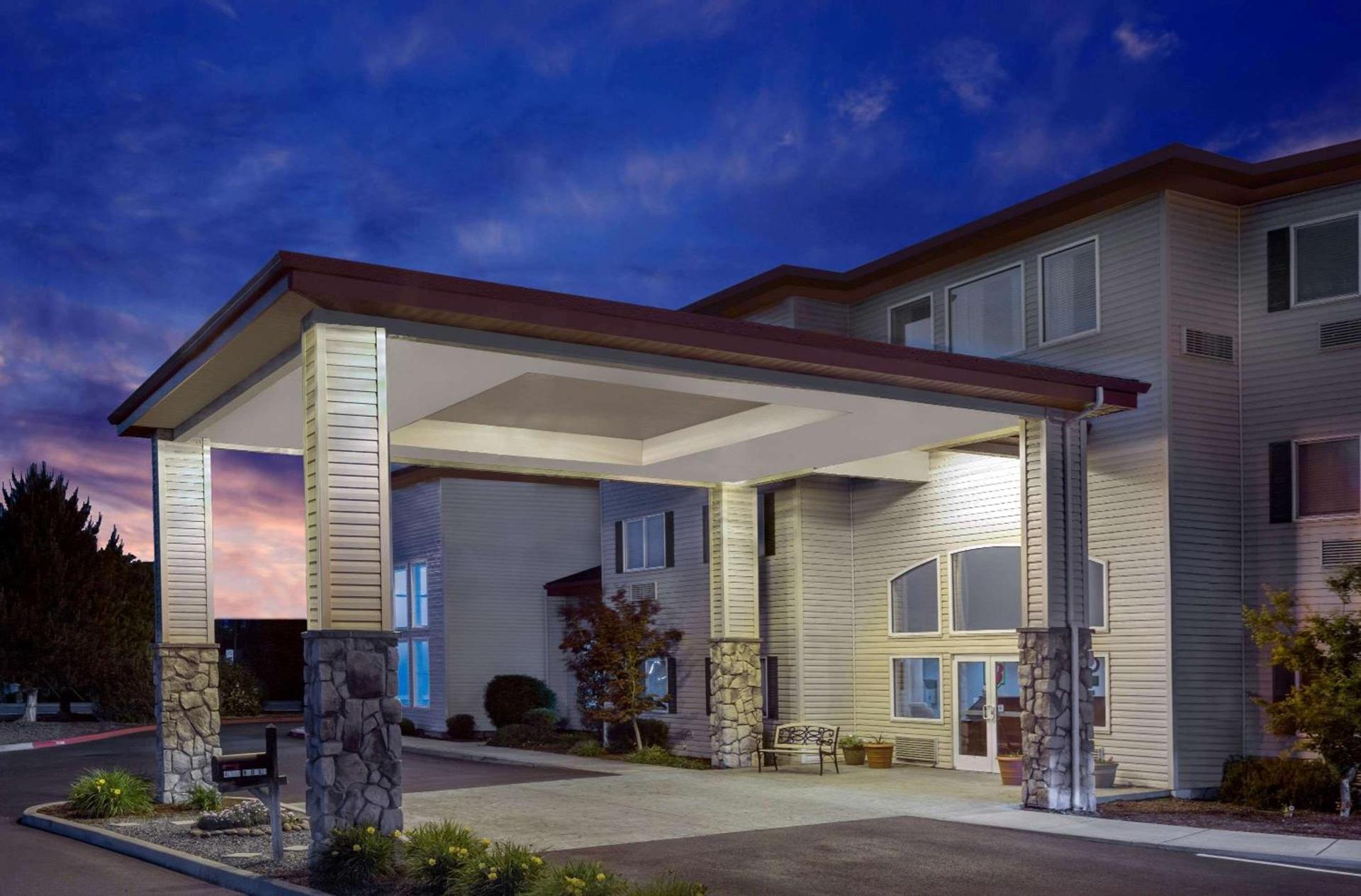 Super 8 by Wyndham Central Pt Medford photo 2