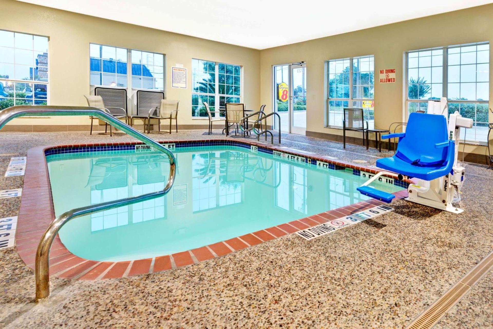 Super 8 by Wyndham San Antonio/Alamodome Area photo 6