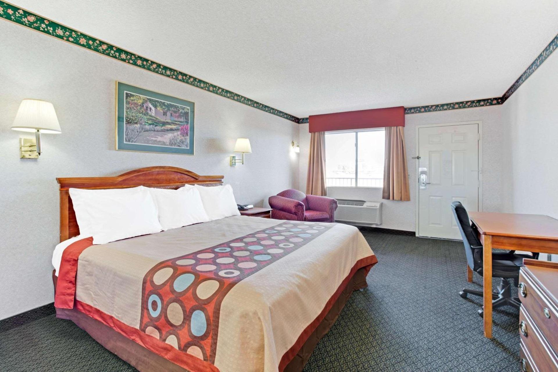 Super 8 by Wyndham Tucson Downtown Convention Center photo 11