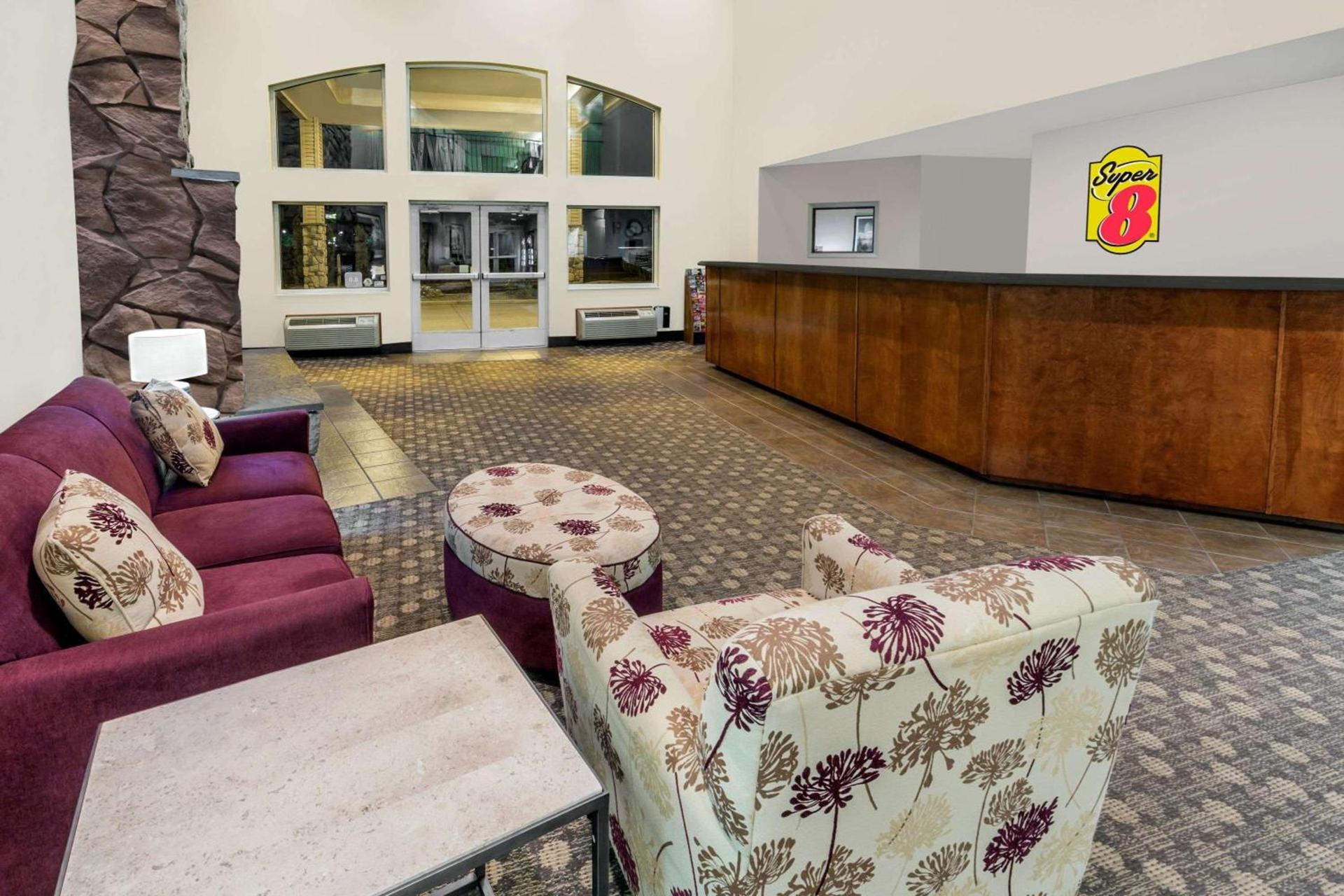 Super 8 by Wyndham Central Pt Medford photo 3