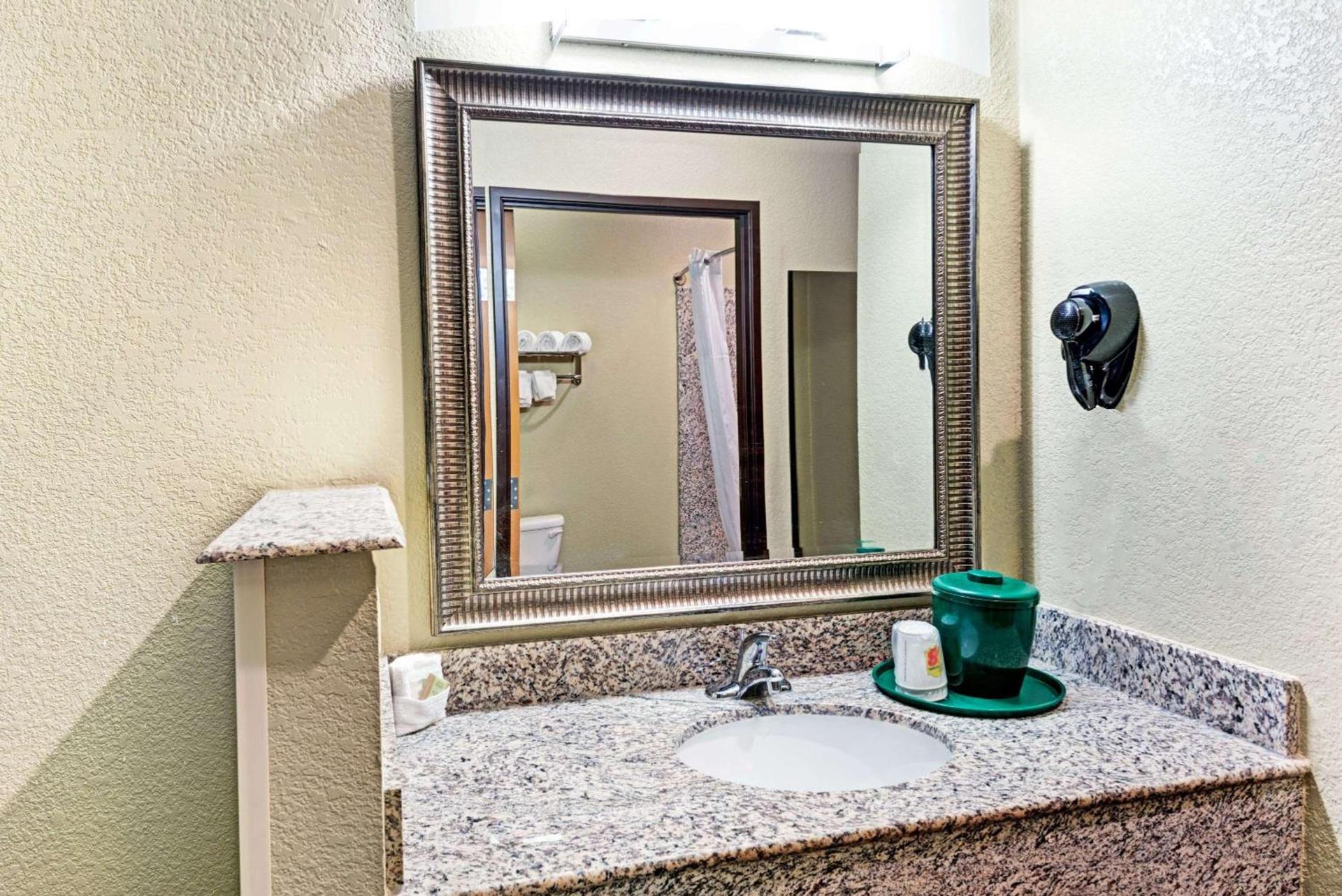 Super 8 by Wyndham San Antonio/Alamodome Area photo 7