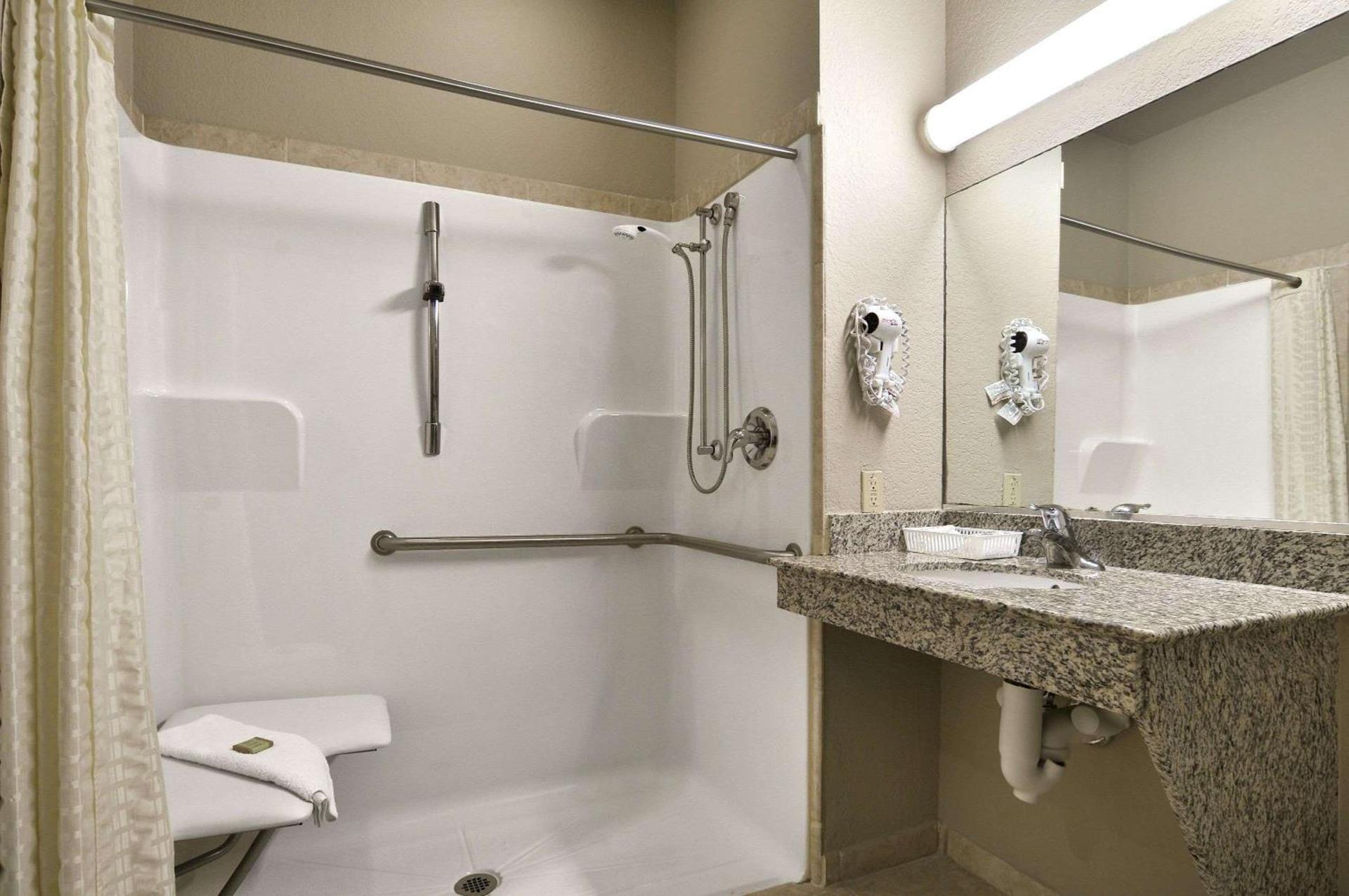 Super 8 by Wyndham San Antonio/Alamodome Area photo 9