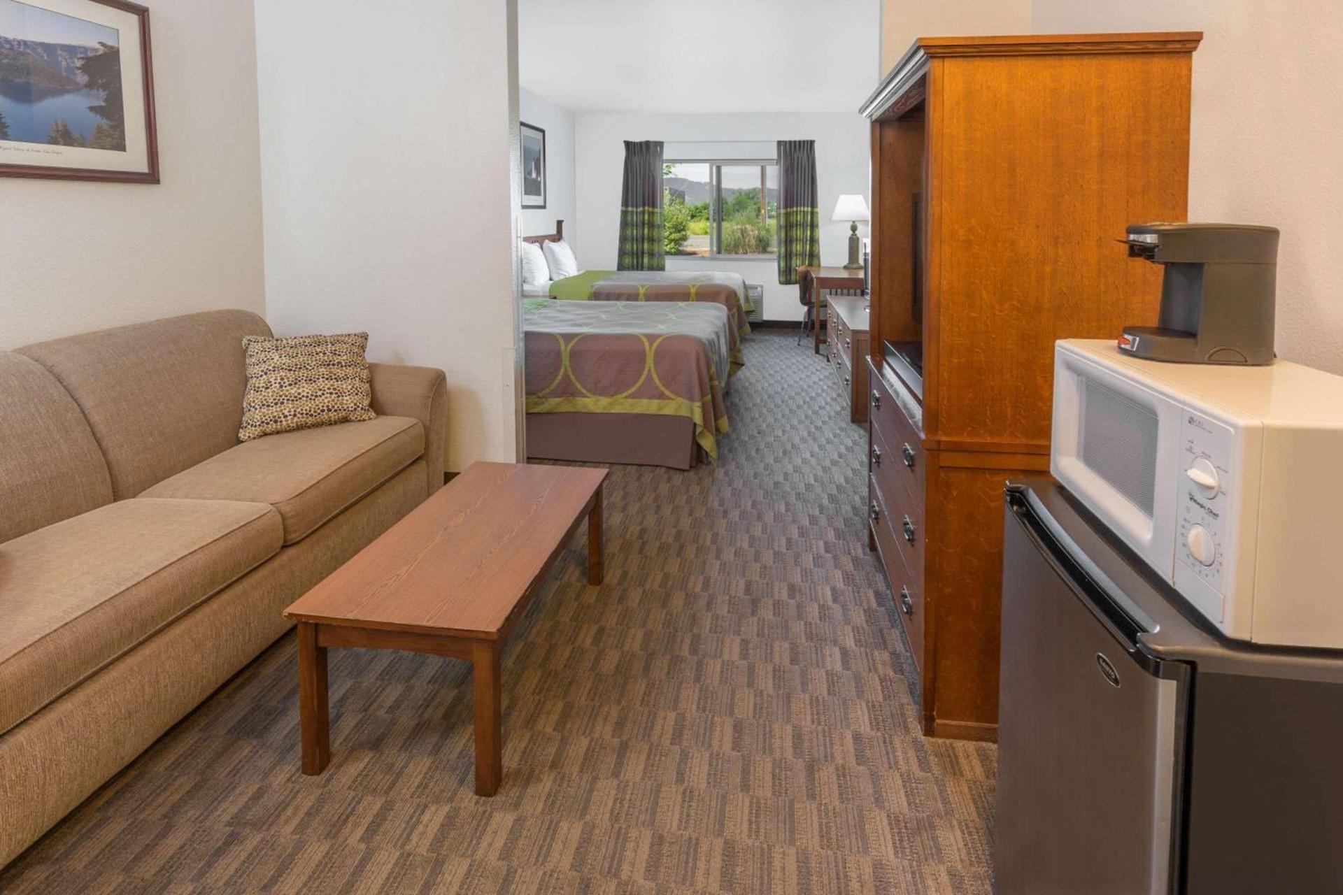 Super 8 by Wyndham Central Pt Medford photo 11