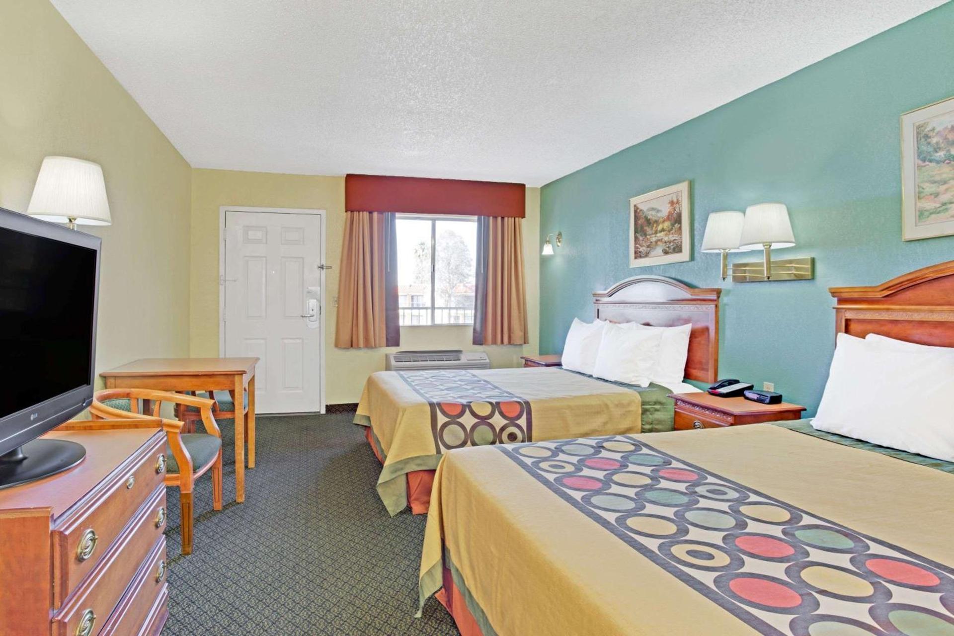 Super 8 by Wyndham Tucson Downtown Convention Center photo 6