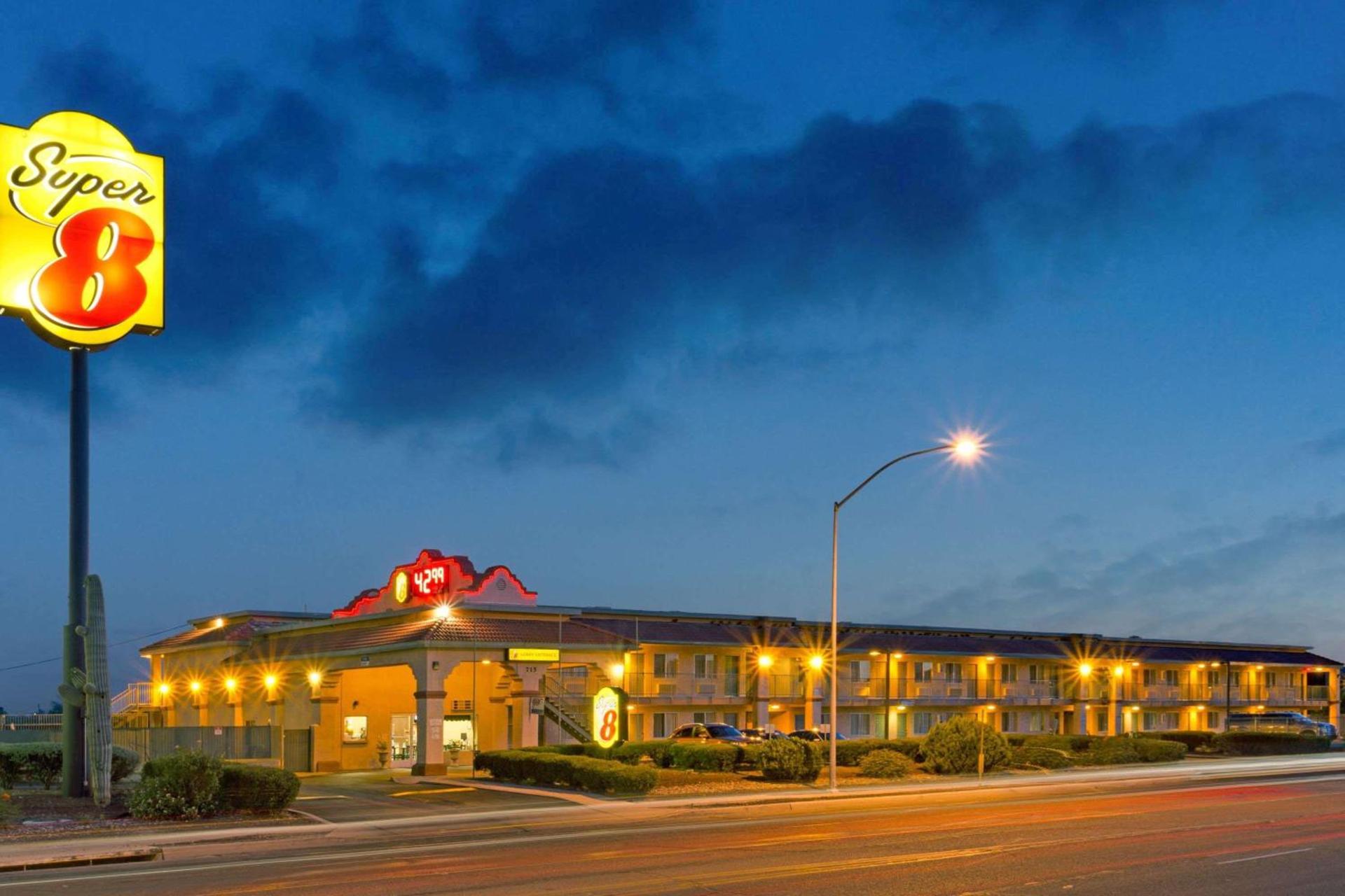 Super 8 by Wyndham Tucson Downtown Convention Center photo 1