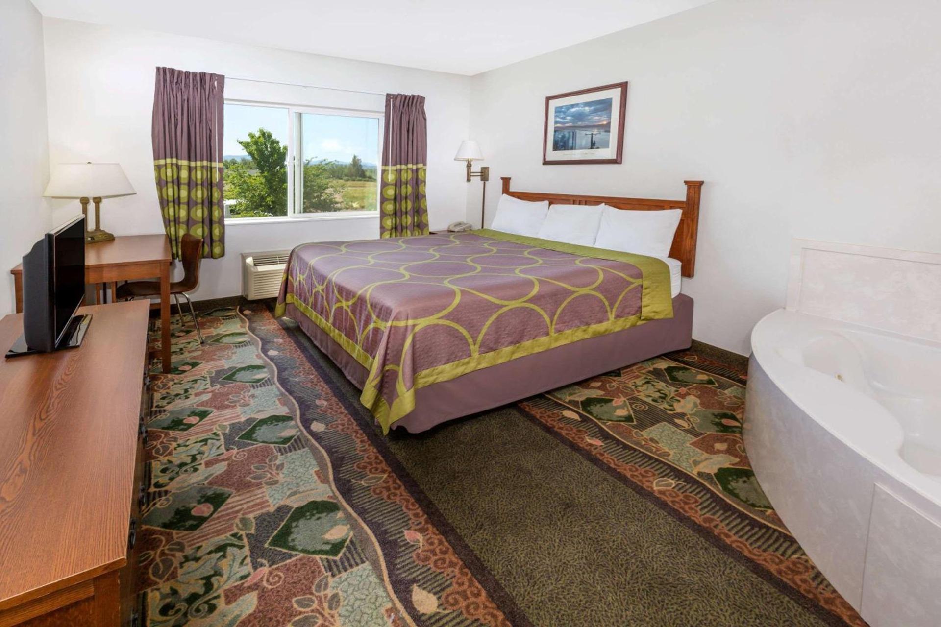 Super 8 by Wyndham Central Pt Medford photo 15