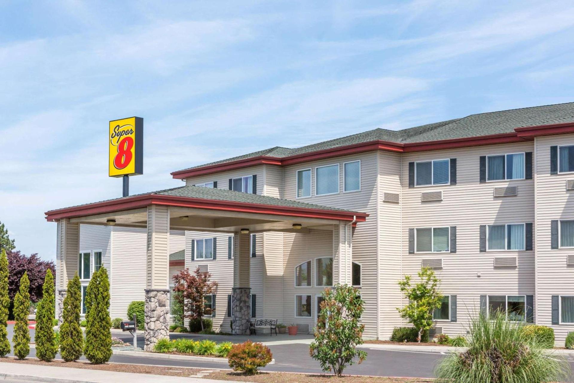Super 8 by Wyndham Central Pt Medford photo 1