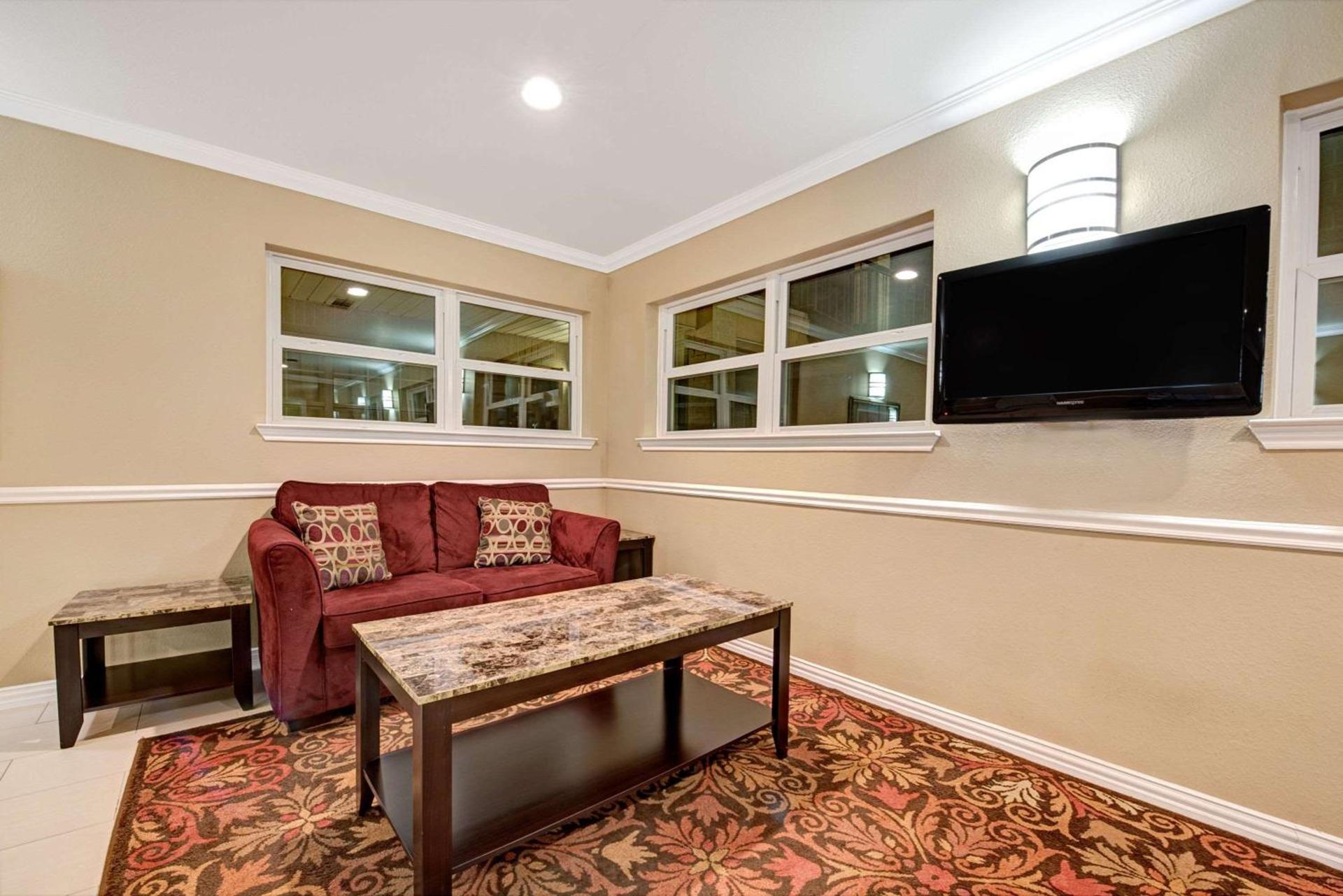 Super 8 by Wyndham Richardson Dallas photo 2