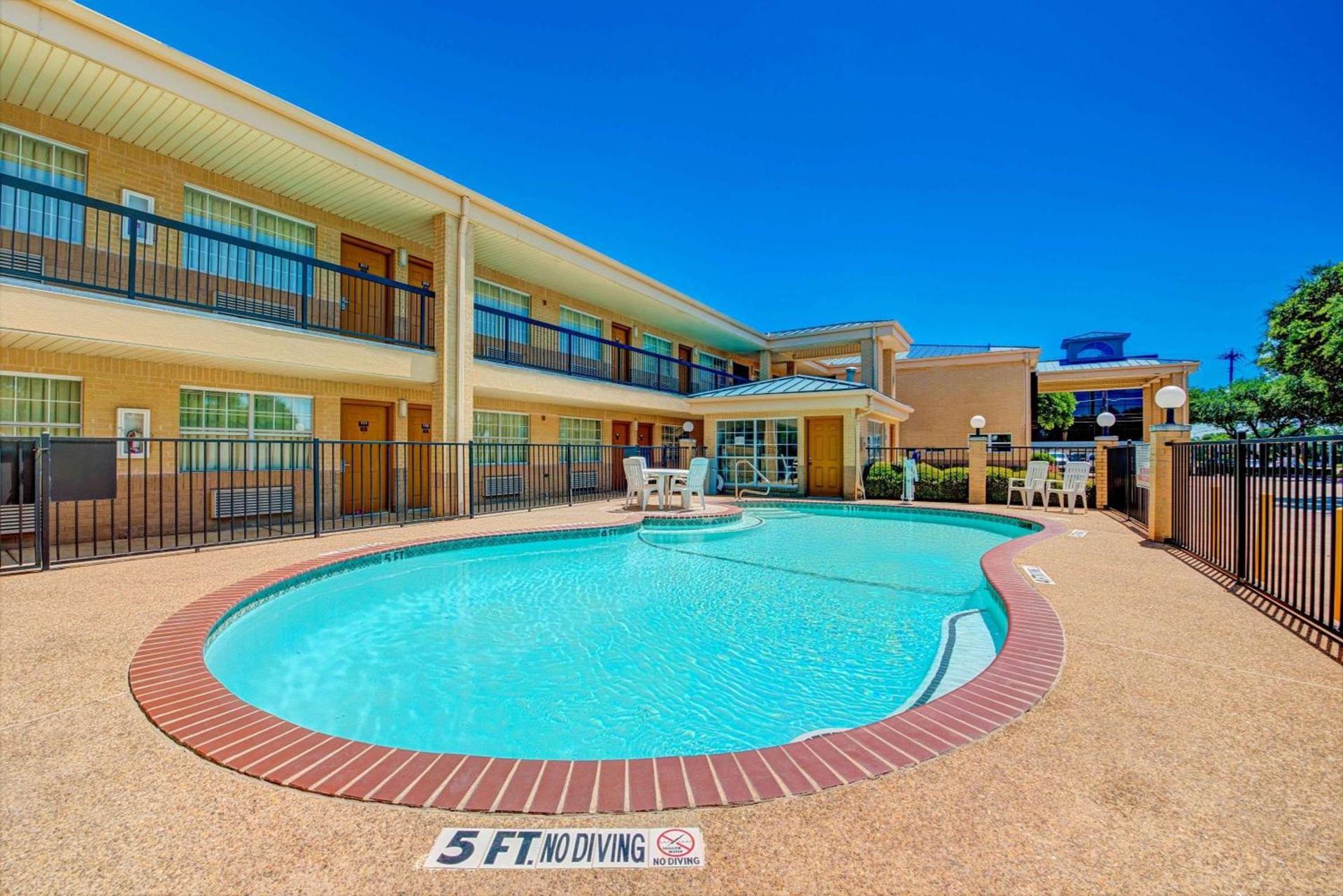 Super 8 by Wyndham Richardson Dallas photo 3