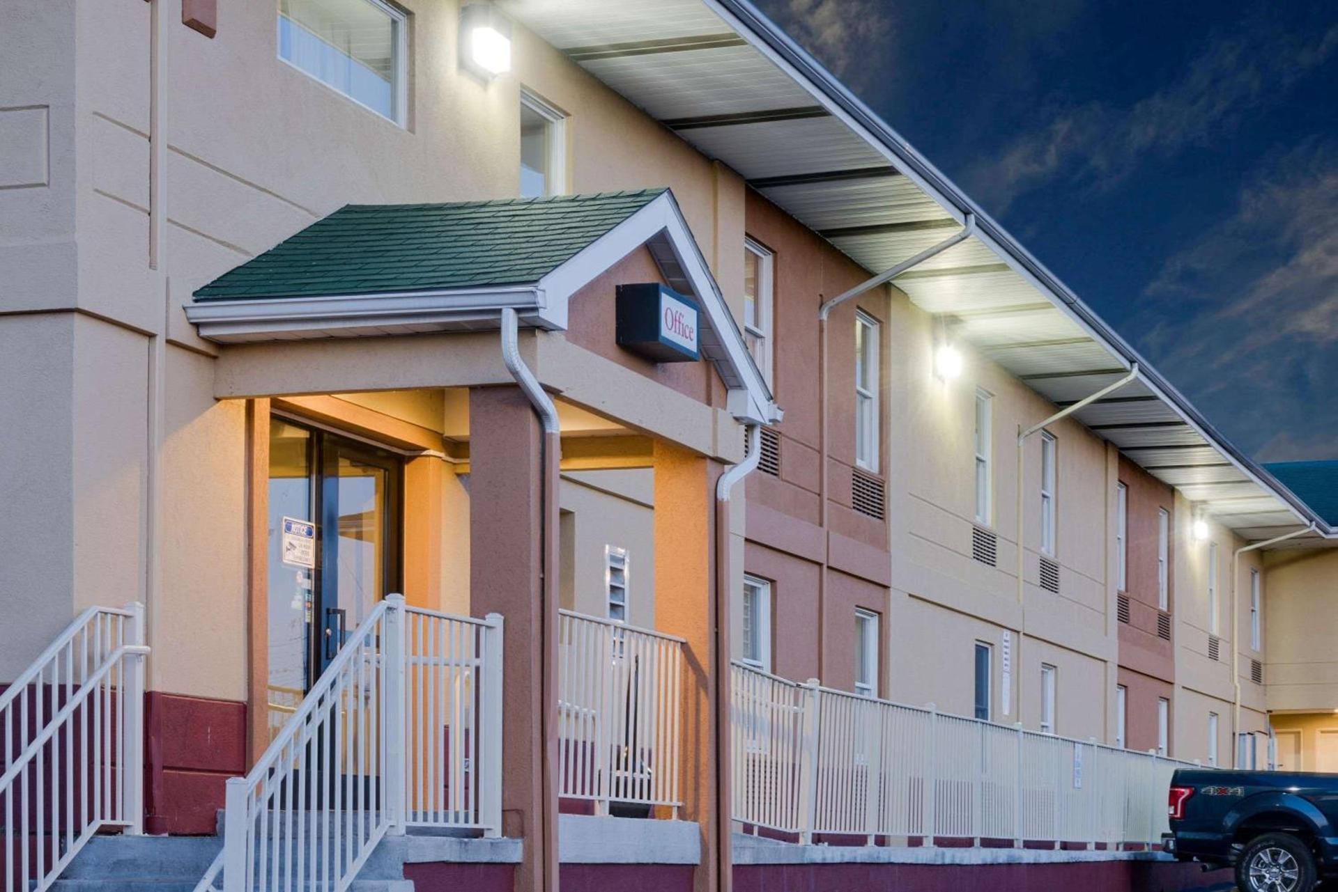 Super 8 by Wyndham Allentown photo 1