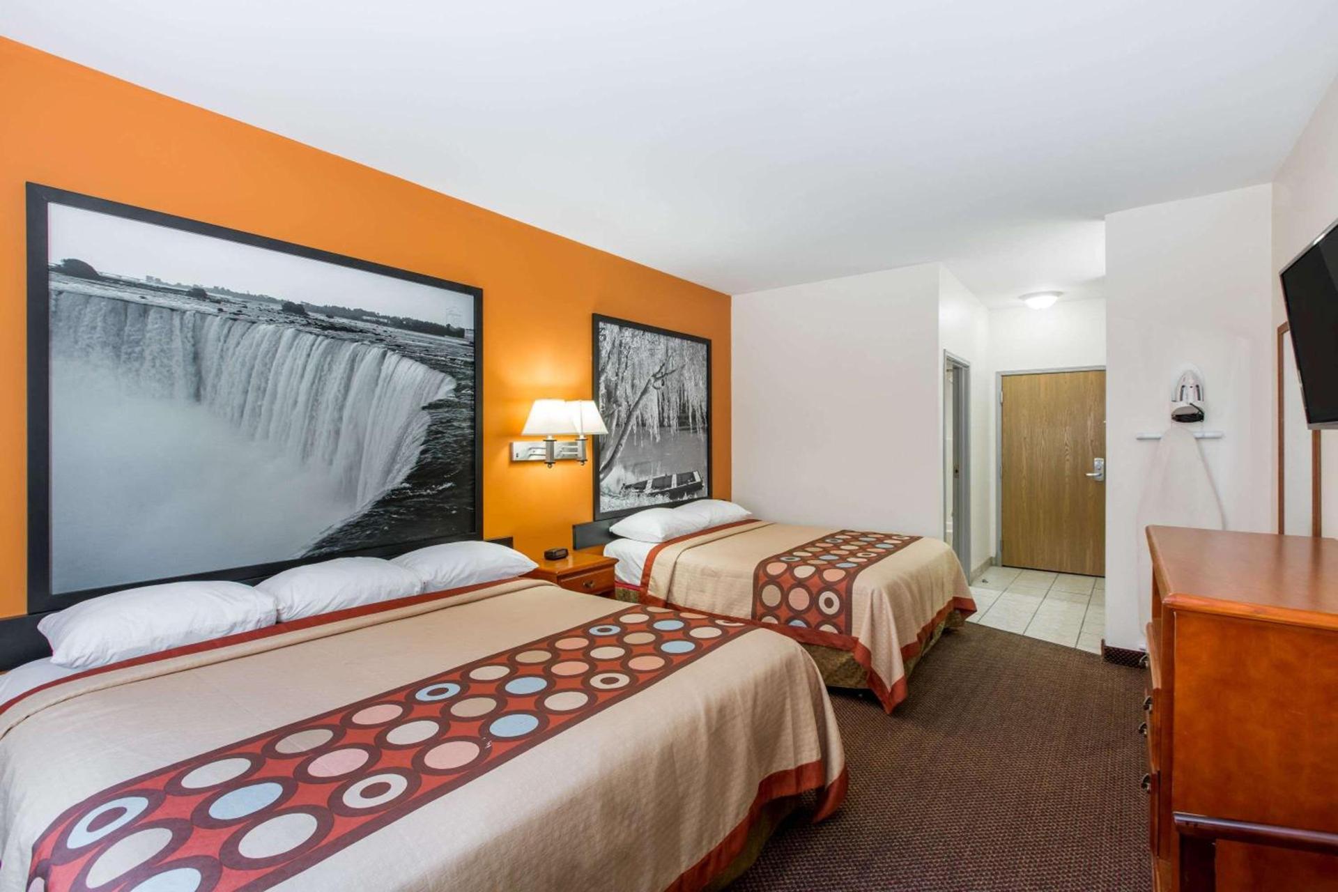 Super 8 by Wyndham Salina photo 8