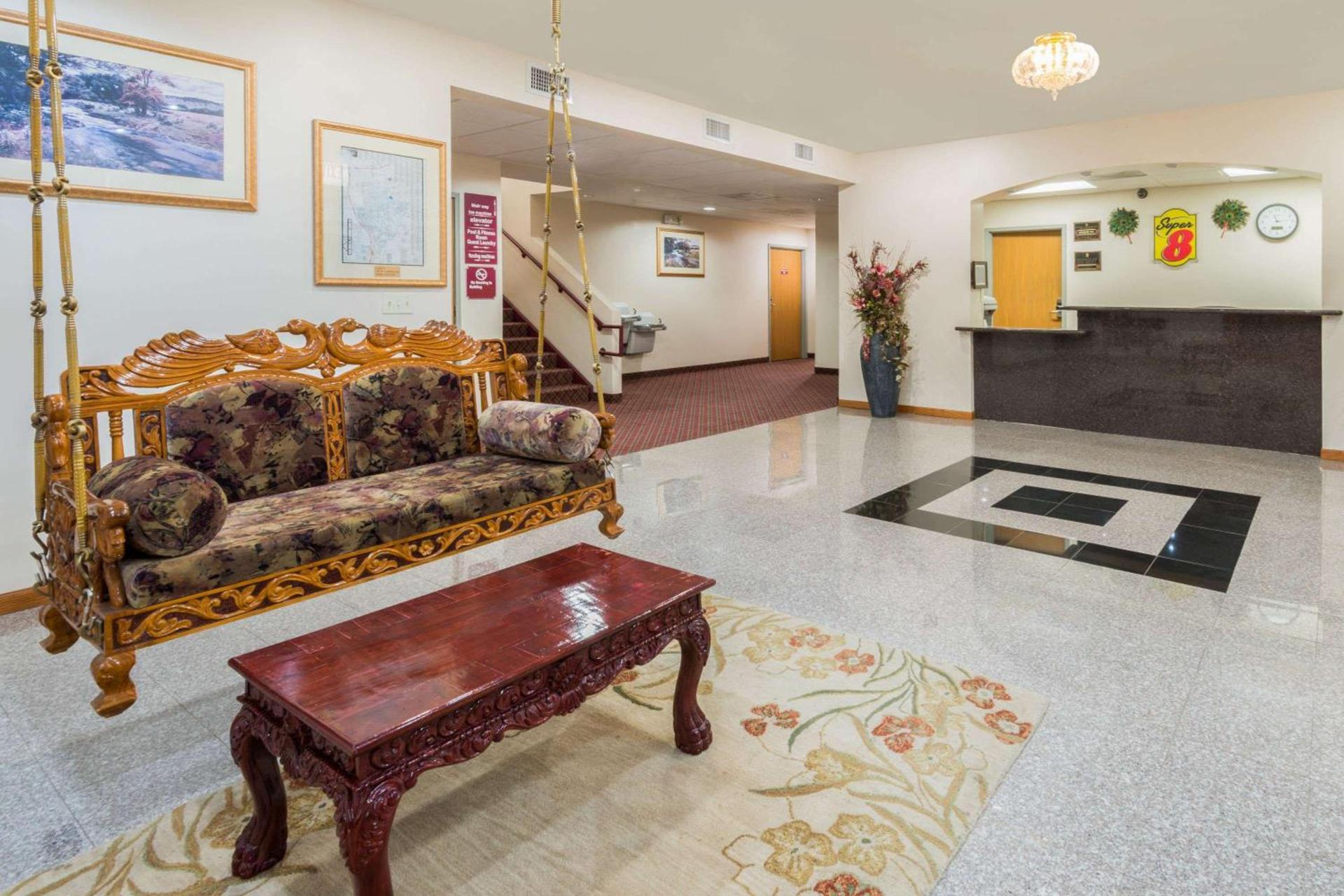 Super 8 by Wyndham Salina photo 2