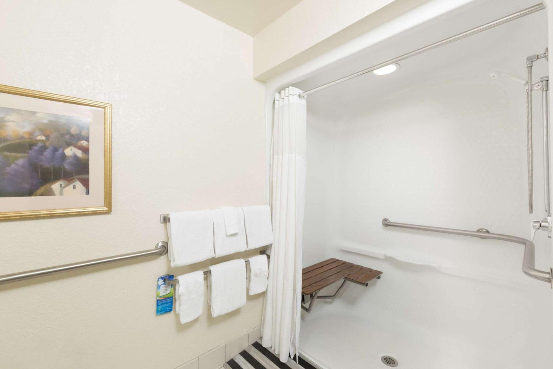 Baymont by Wyndham Des Moines Airport photo 36