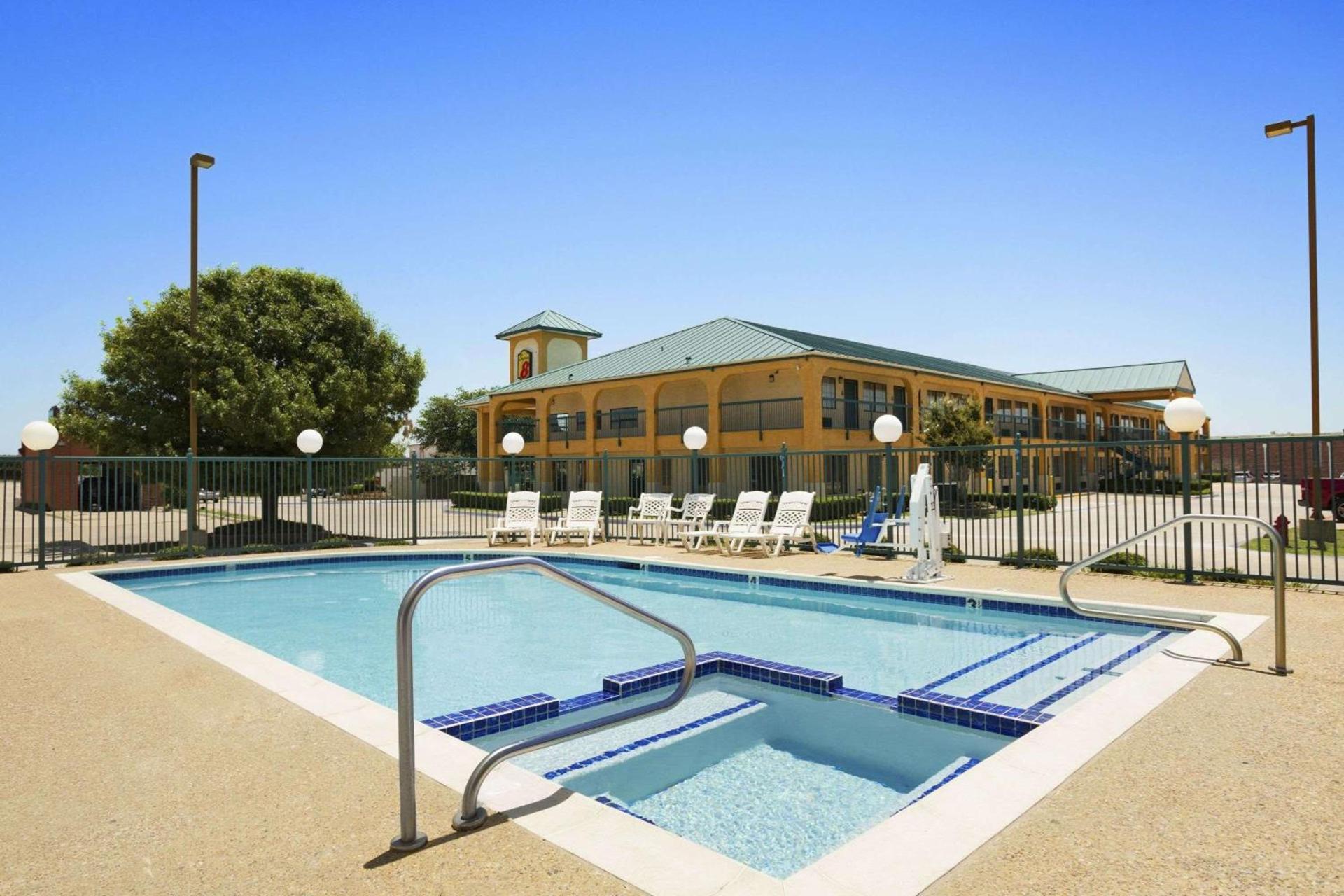 Super 8 by Wyndham Grand Prairie Southwest photo 6