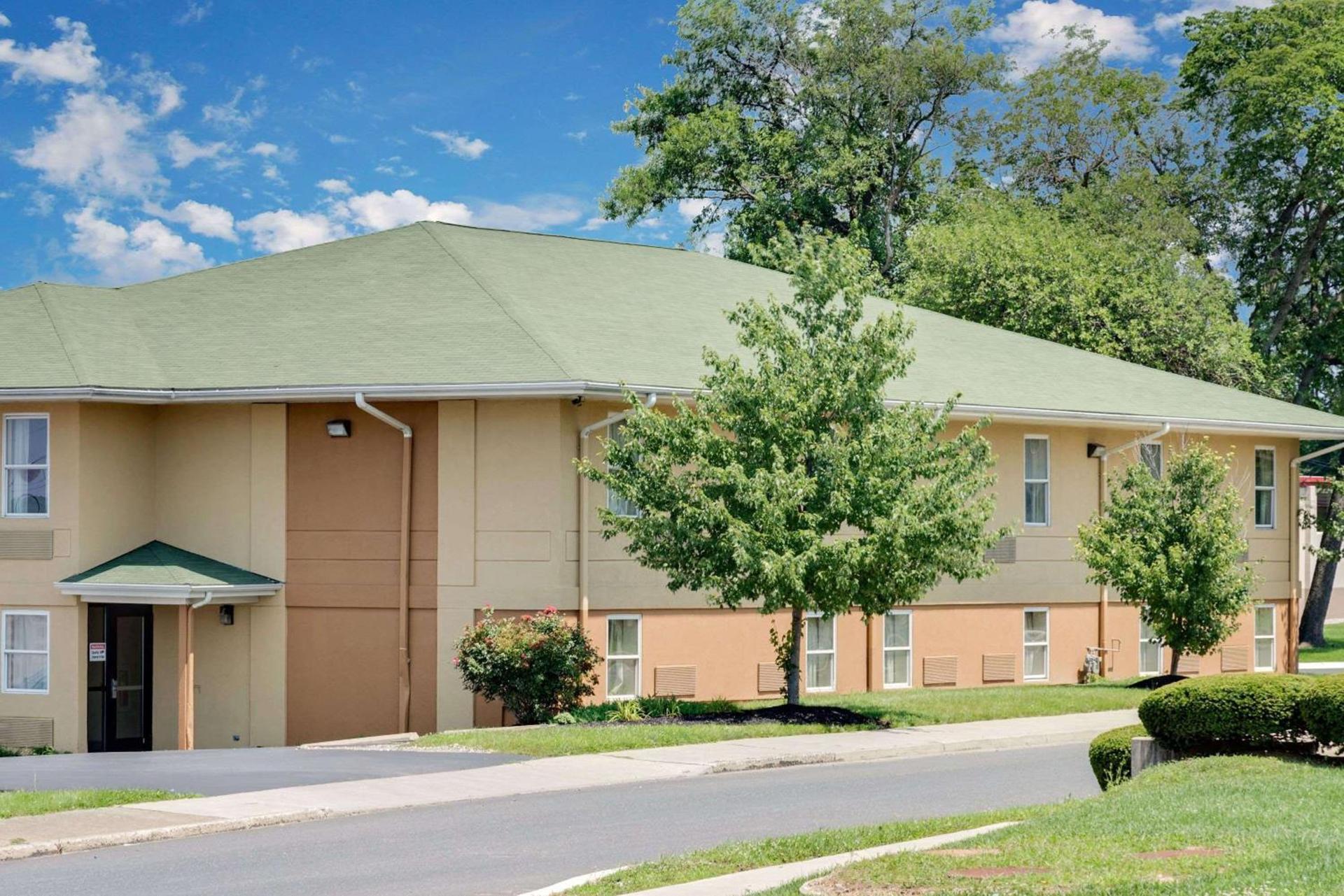 Super 8 by Wyndham Allentown photo 2