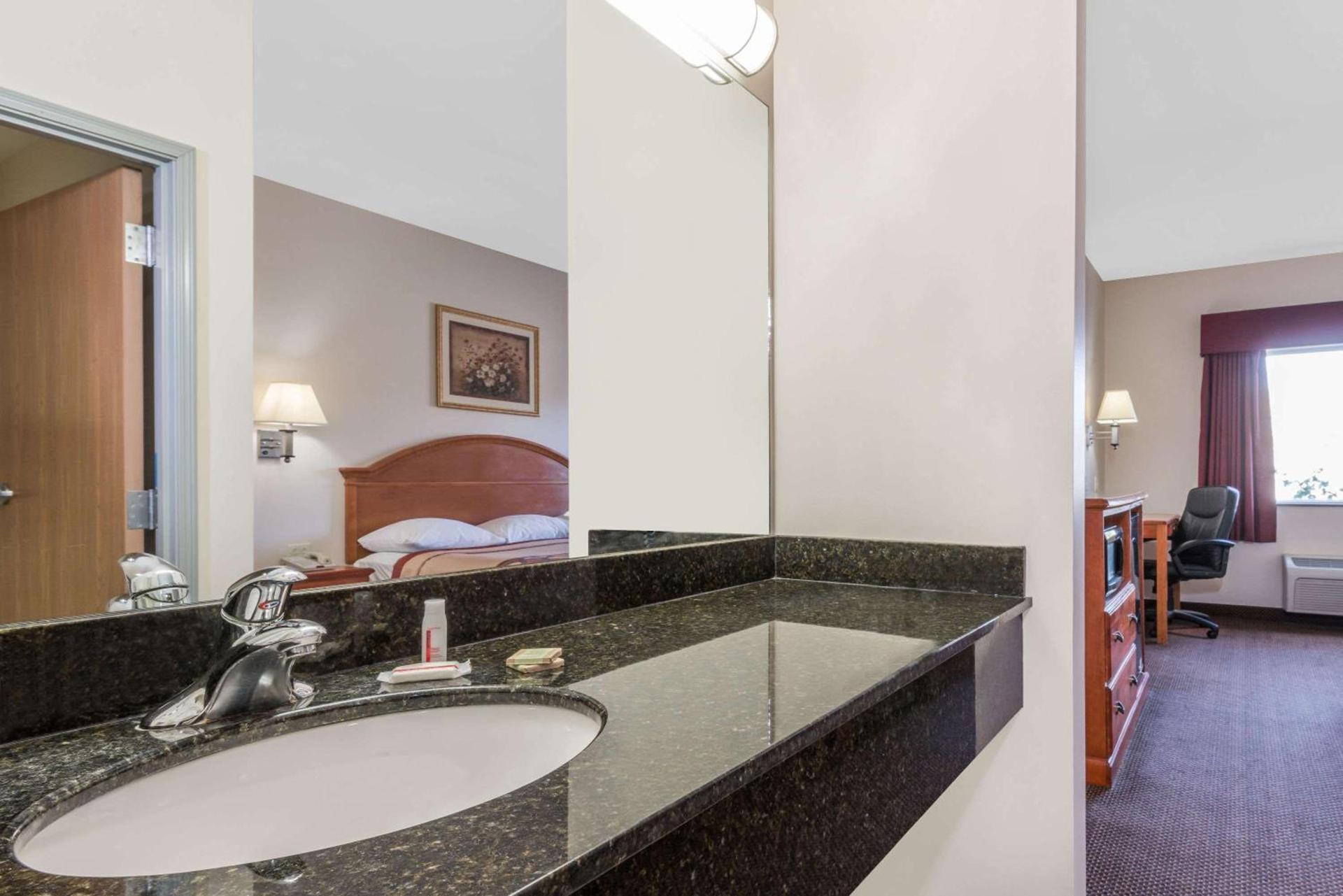 Super 8 by Wyndham Salina photo 5