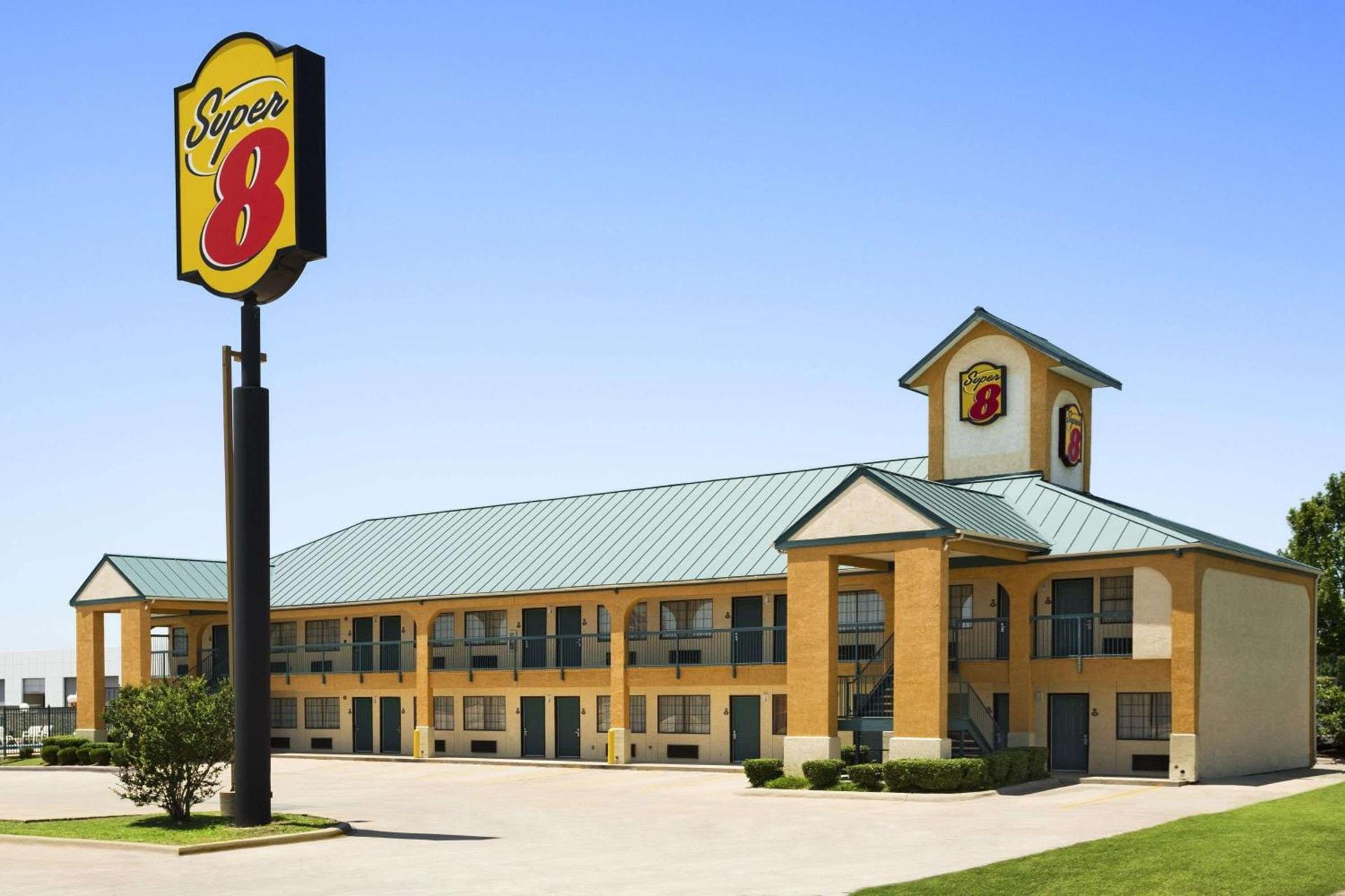 Super 8 by Wyndham Grand Prairie Southwest — hotel in Grand Prairie