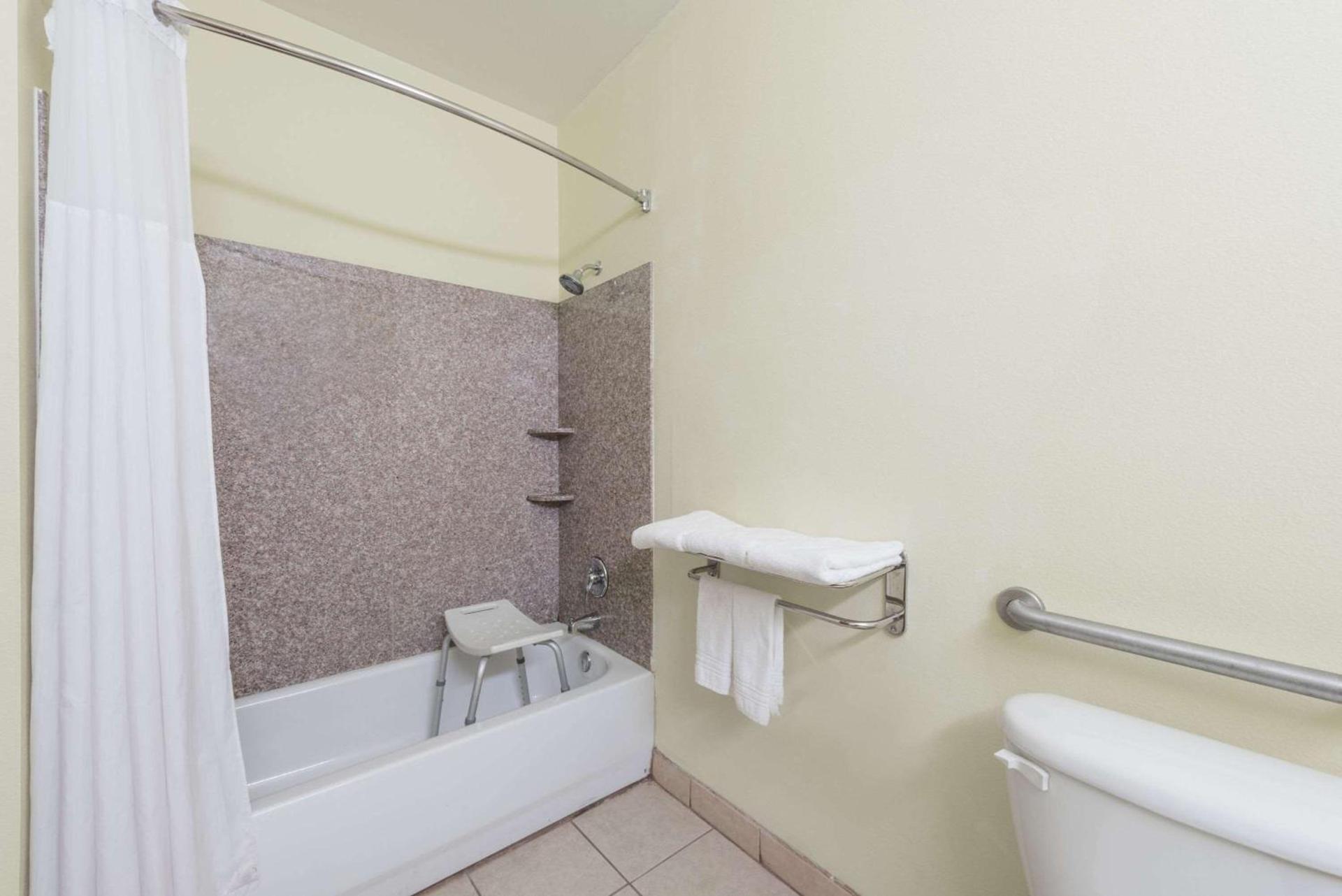 Days Inn & Suites by Wyndham Cleburne TX photo 2