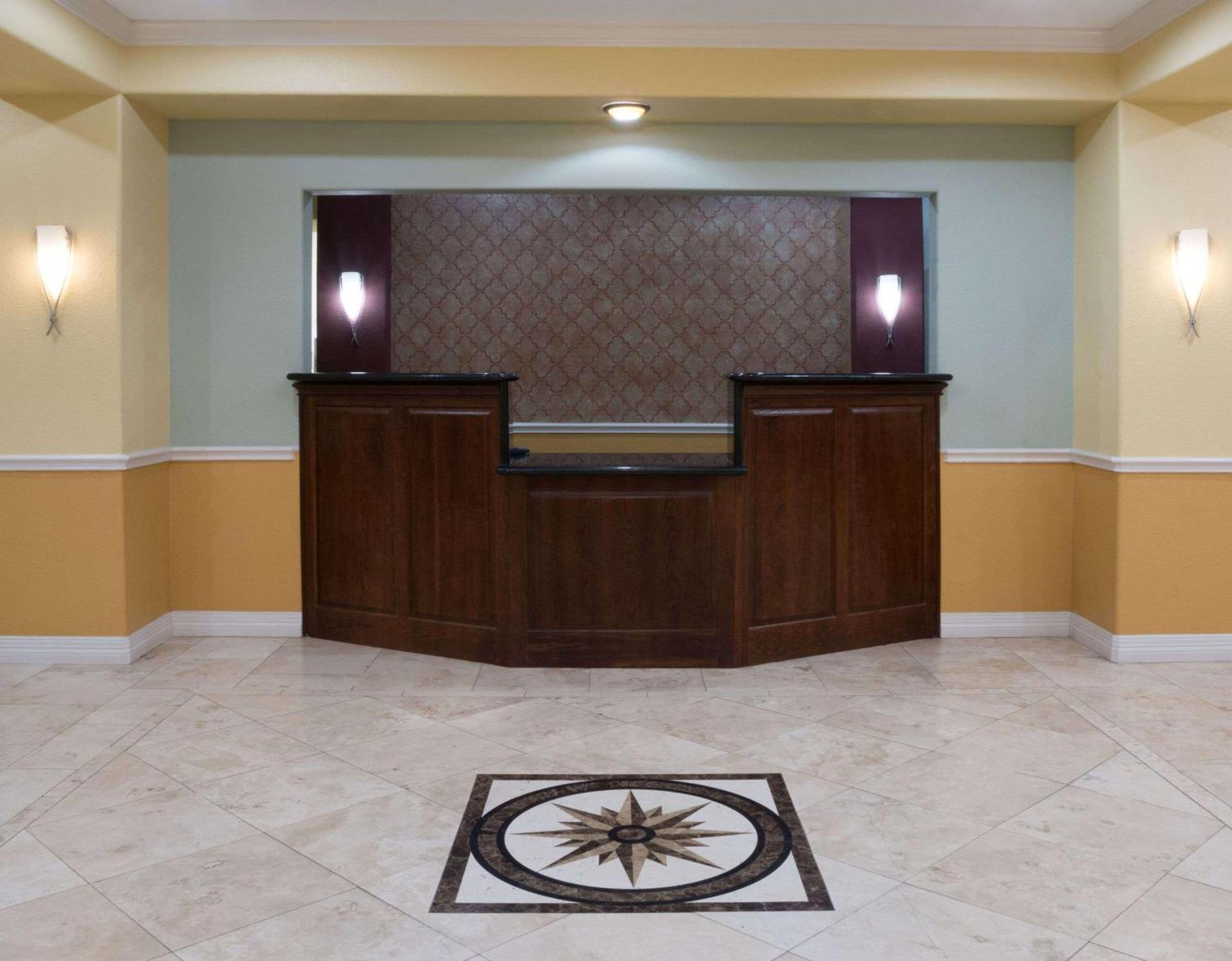 Super 8 by Wyndham Rosenberg TX photo 3
