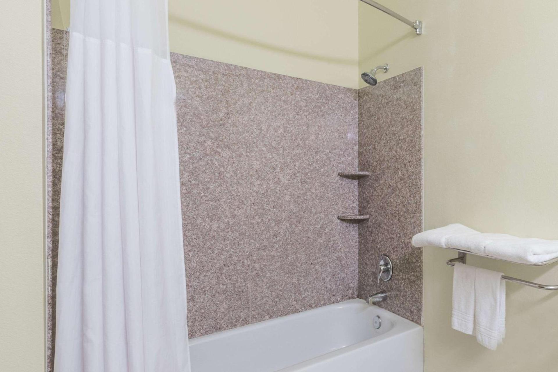 Days Inn & Suites by Wyndham Cleburne TX photo 3