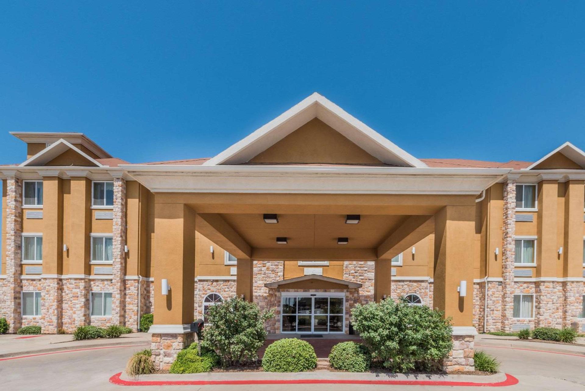 Days Inn & Suites by Wyndham Cleburne TX — hotel in Cleburne