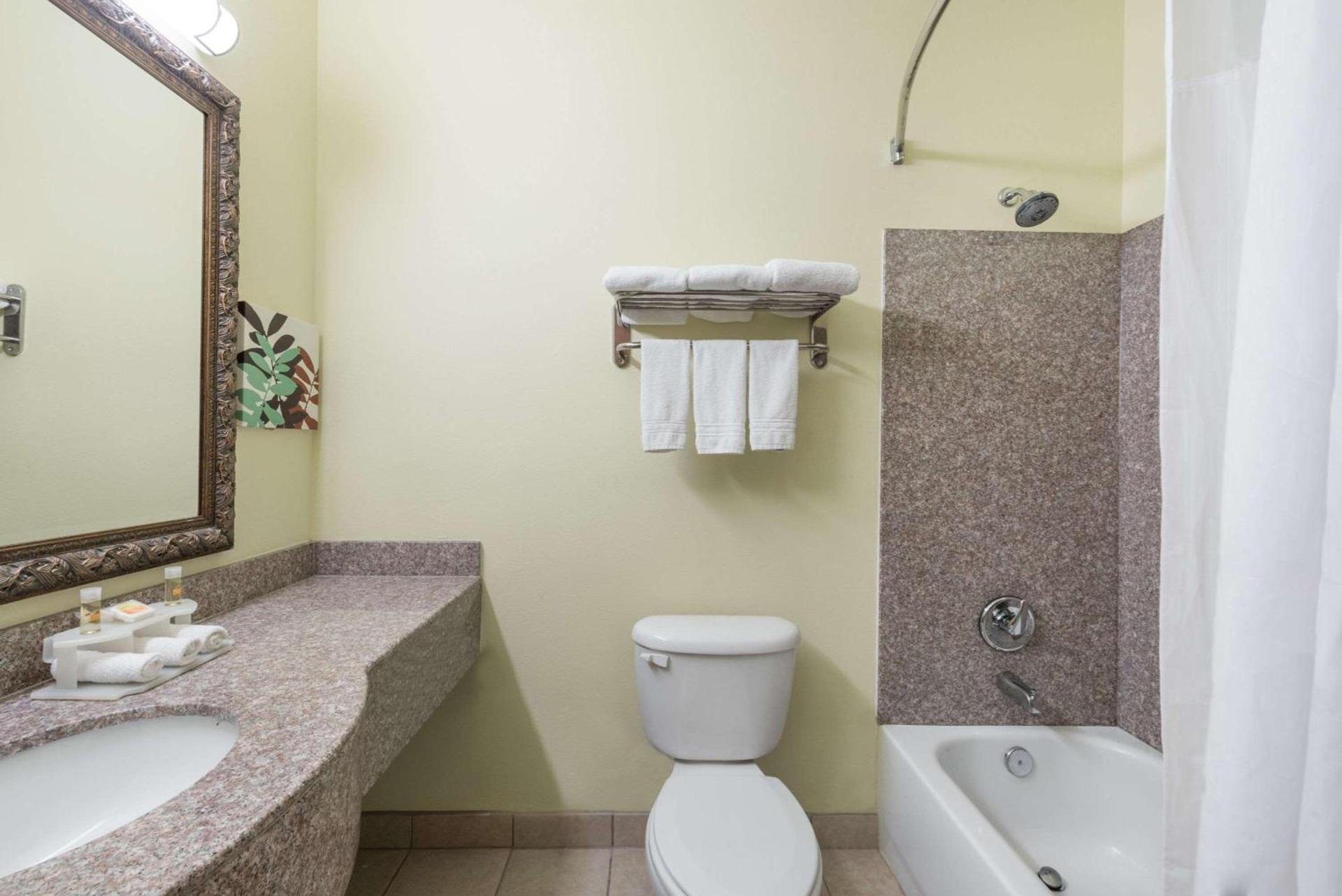 Days Inn & Suites by Wyndham Cleburne TX photo 4