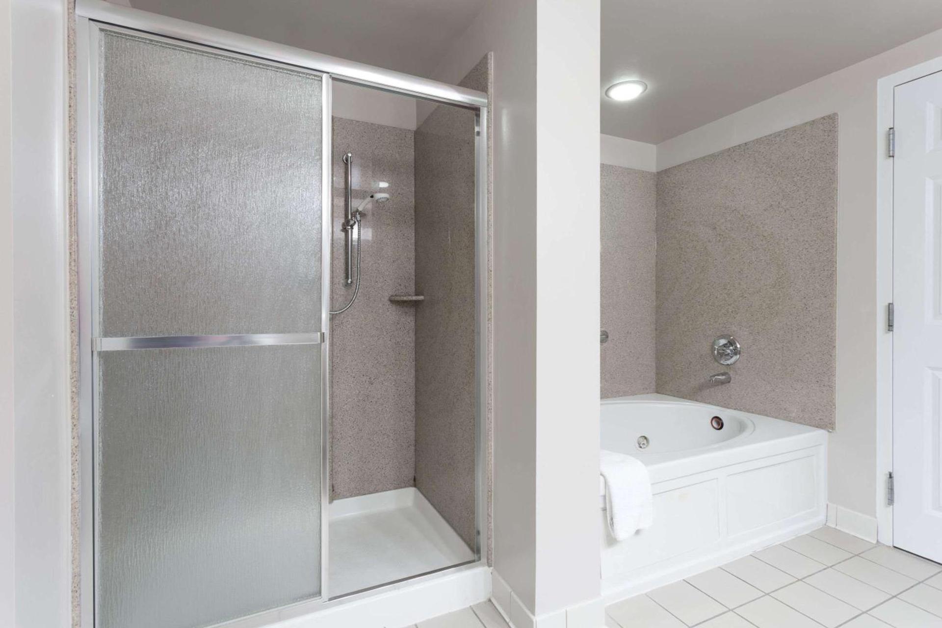 Wingate by Wyndham Chesapeake photo 14