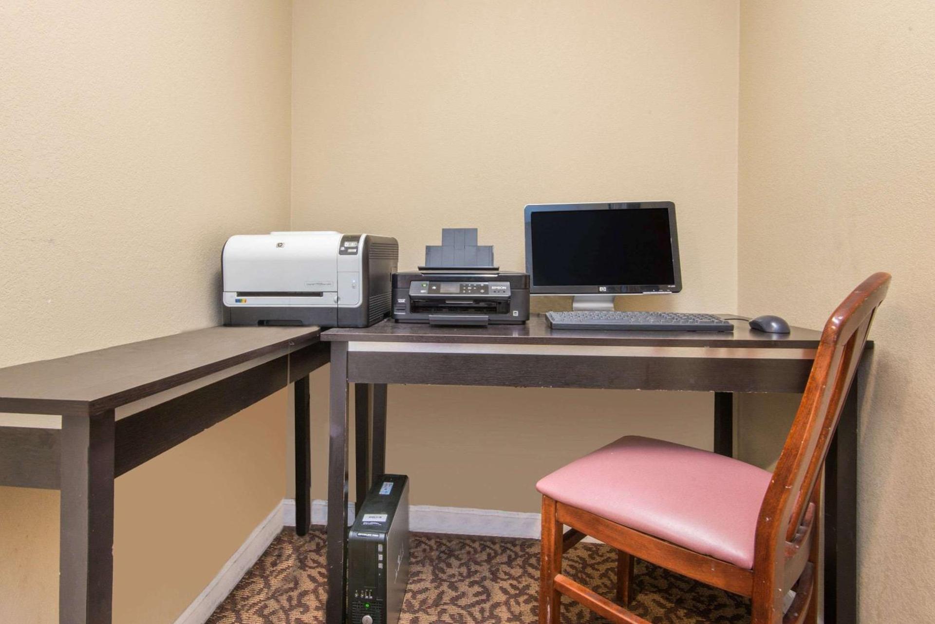 Hawthorn Extended Stay by Wyndham Wichita photo 49