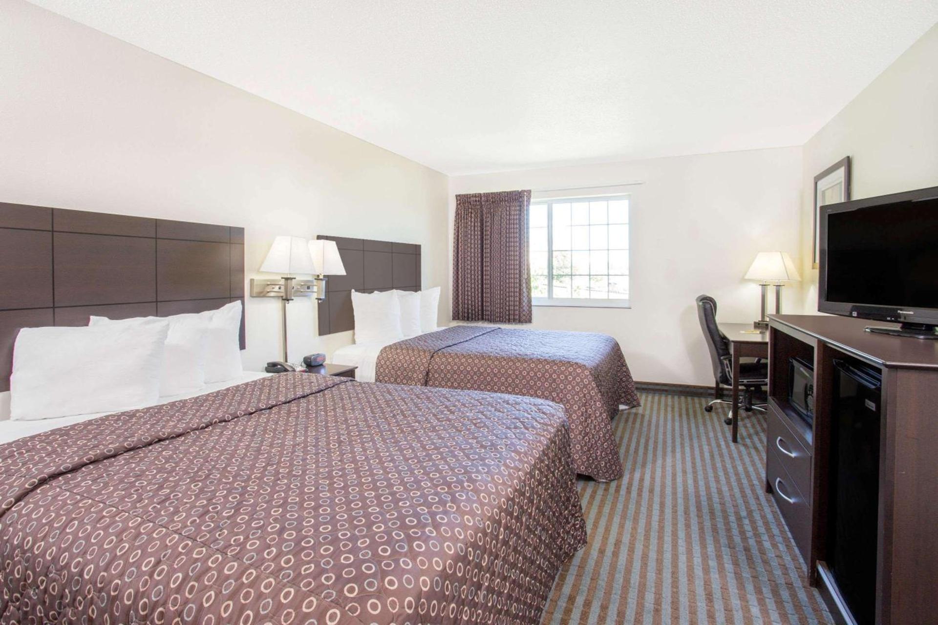 Super 8 by Wyndham Cedar Falls photo 12