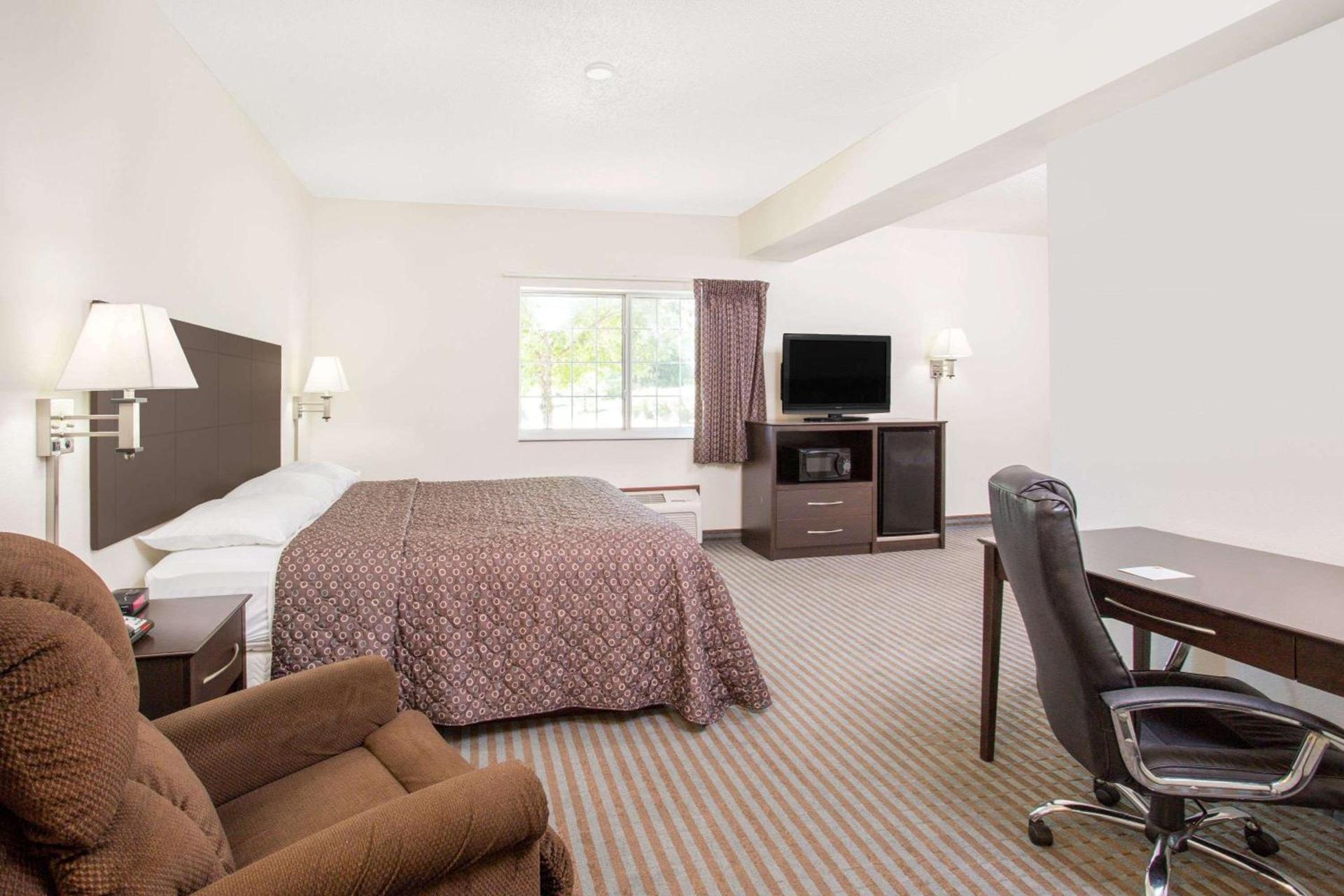 Super 8 by Wyndham Cedar Falls photo 8