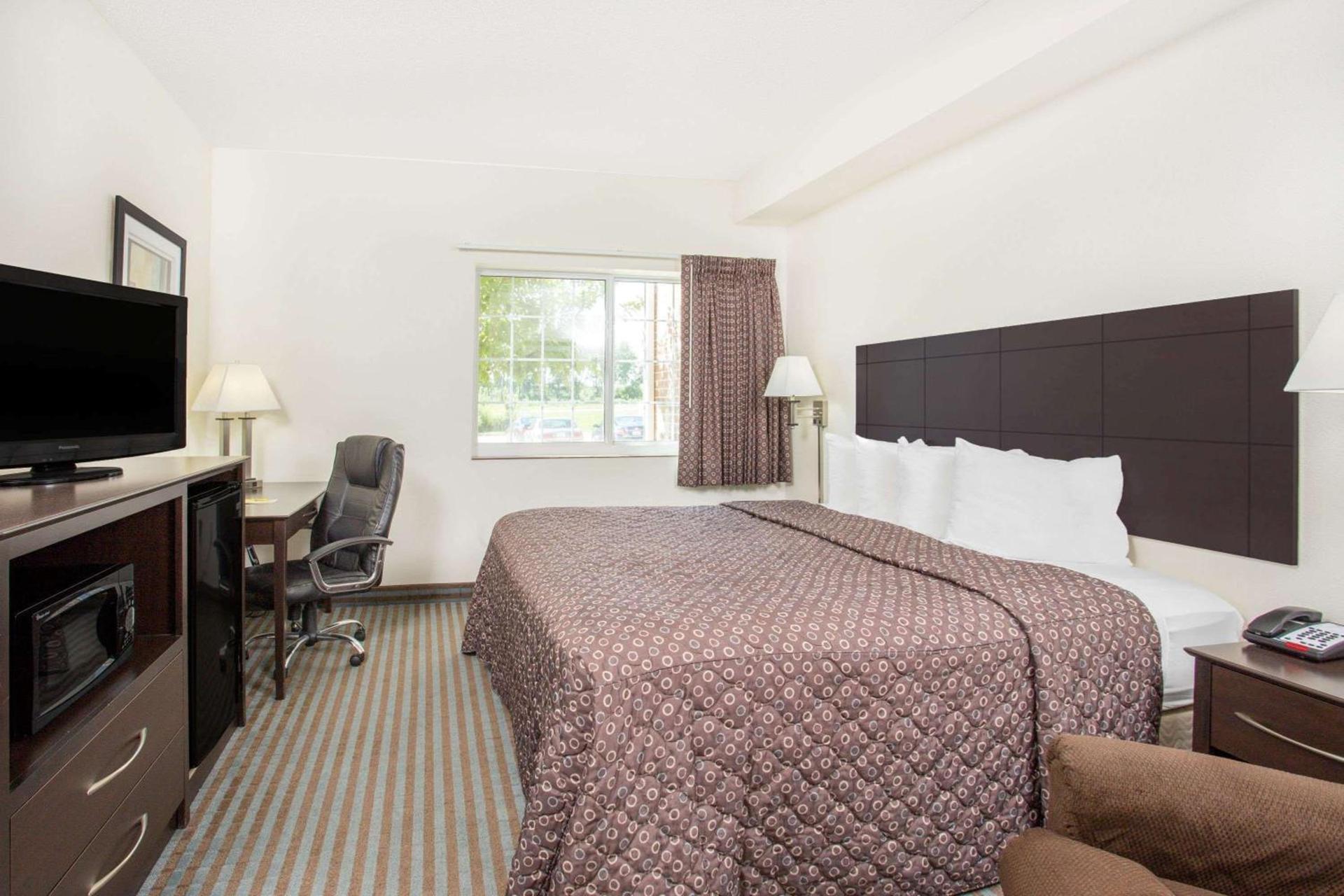 Super 8 by Wyndham Cedar Falls photo 10