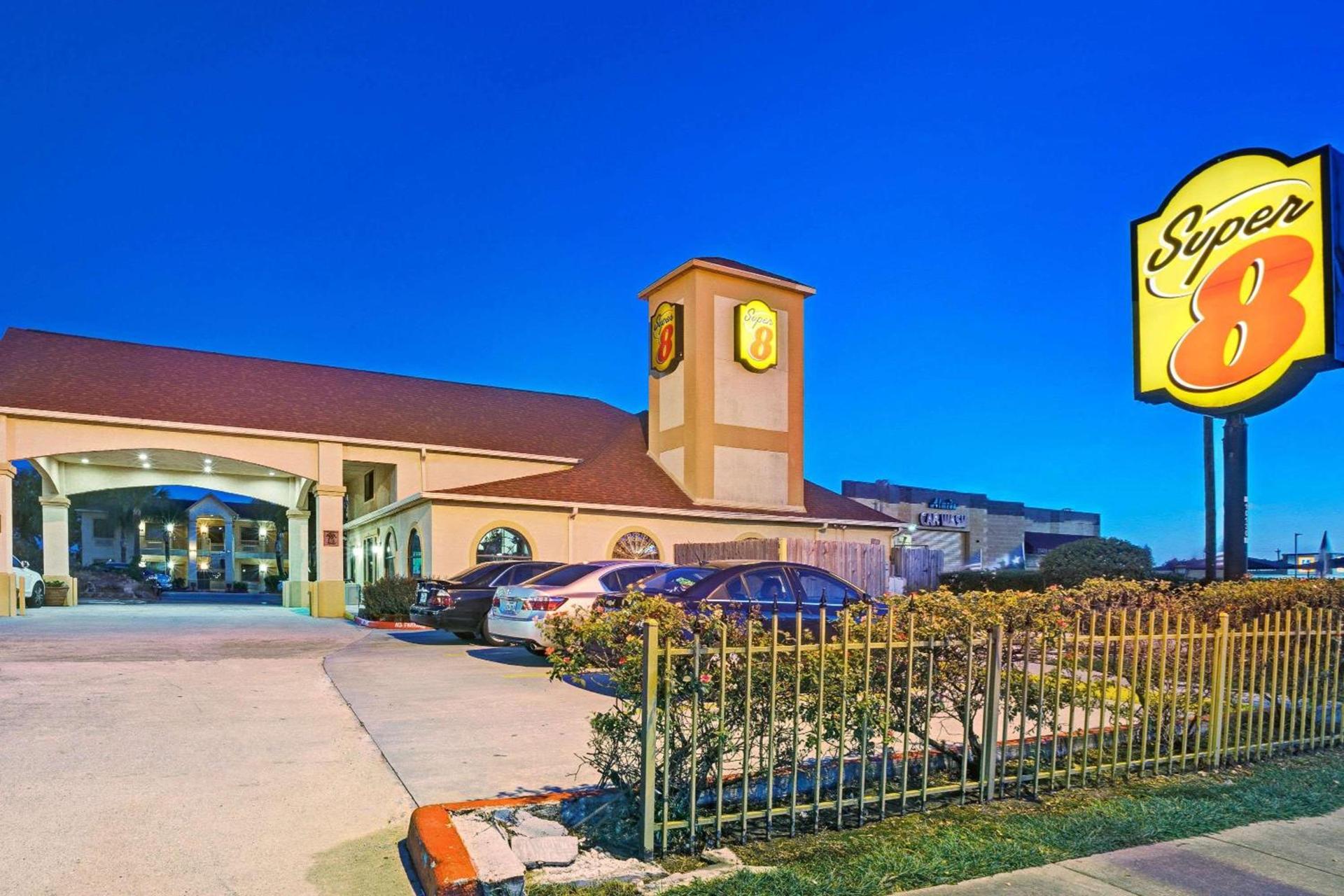 Super 8 by Wyndham Houston Hobby Airport South photo 21