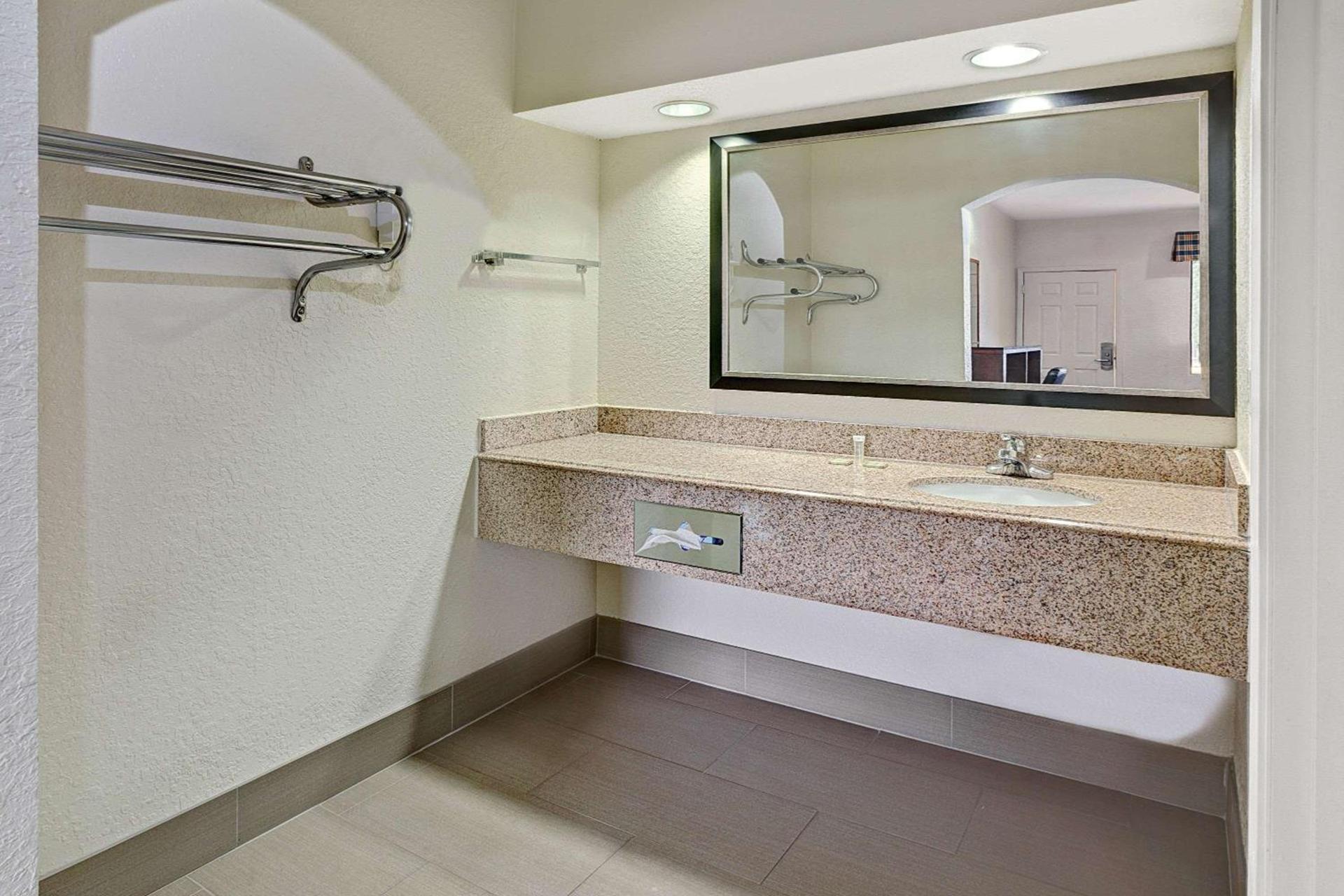 Super 8 by Wyndham Houston Hobby Airport South photo 19