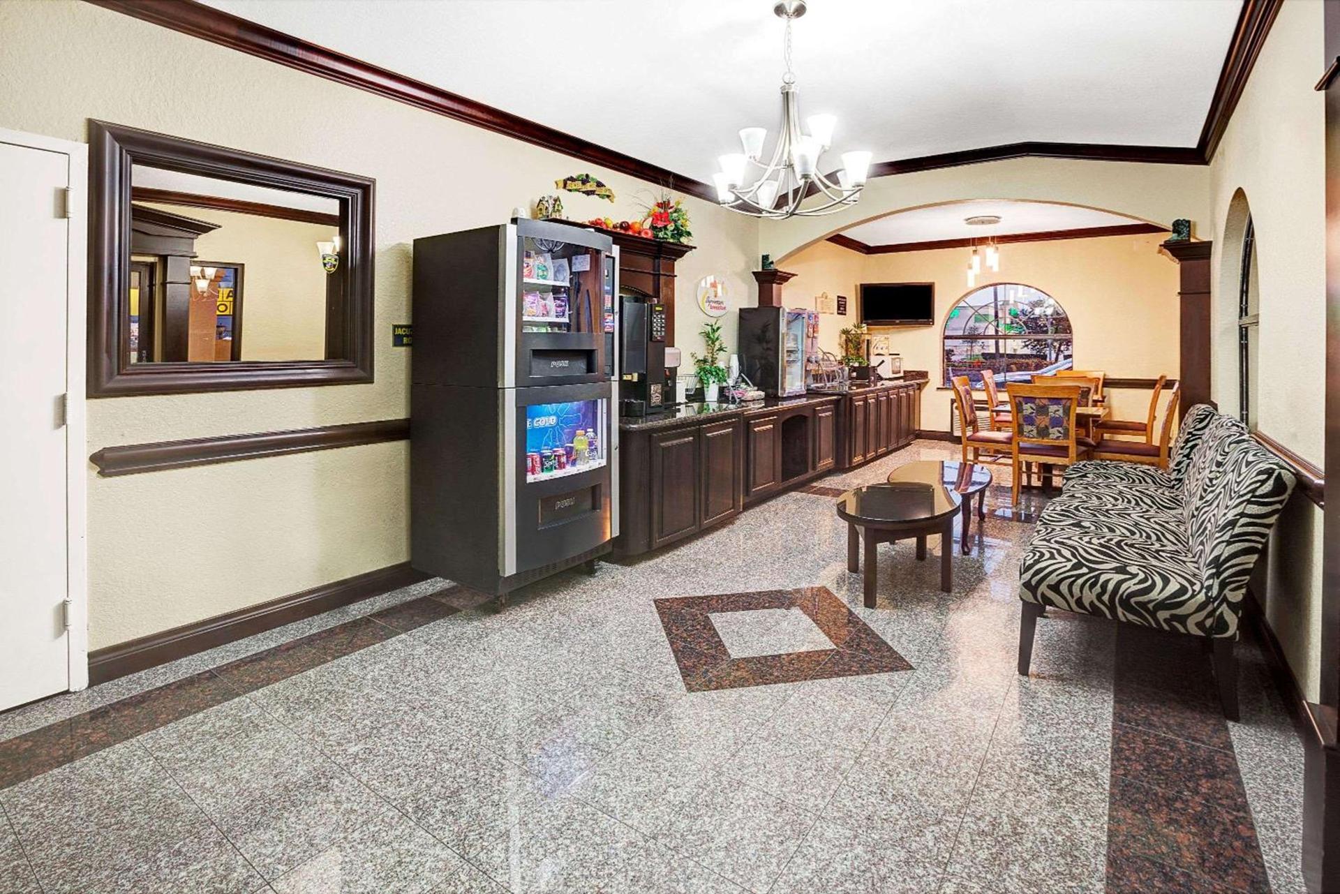 Super 8 by Wyndham Houston Hobby Airport South photo 16