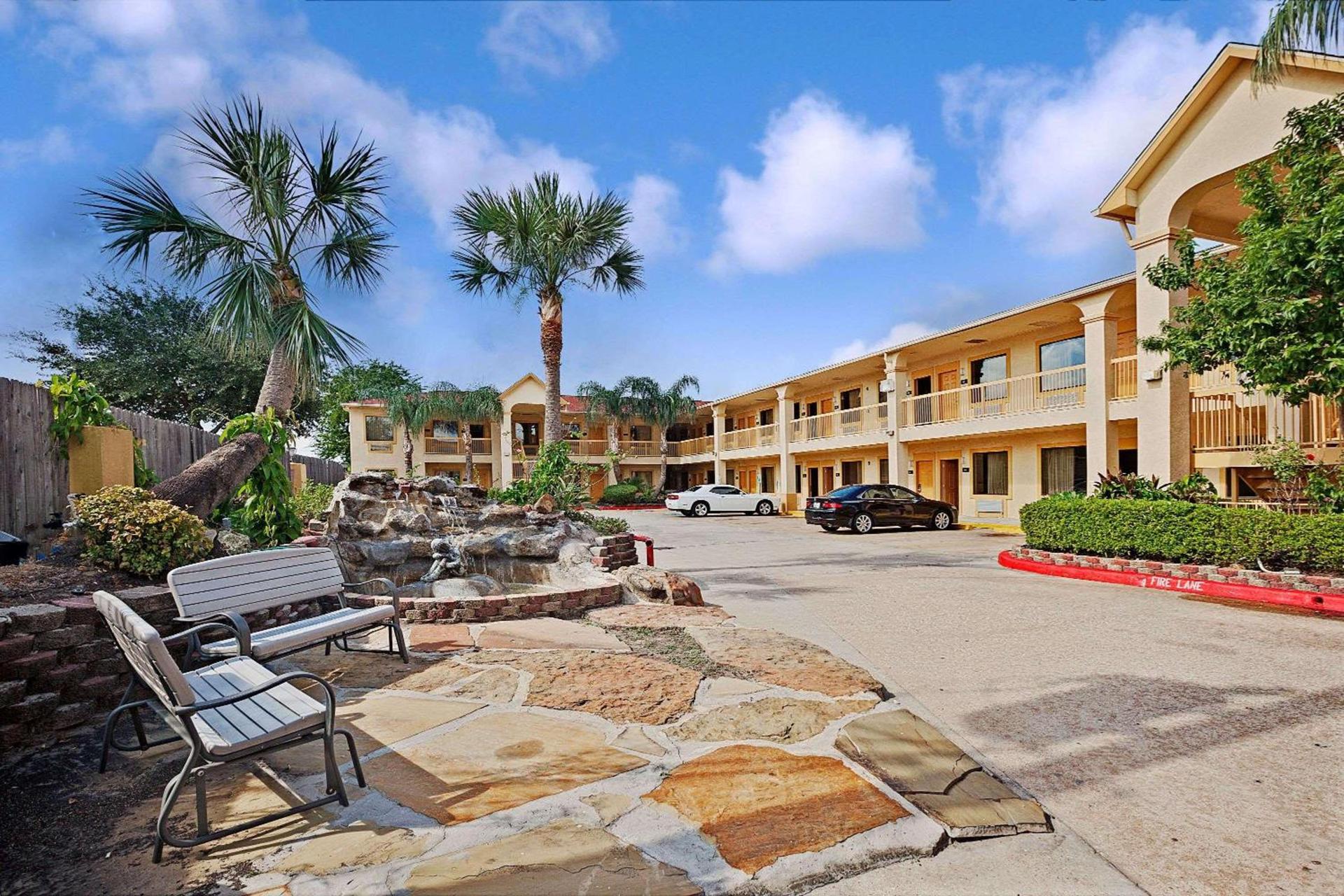 Super 8 by Wyndham Houston Hobby Airport South photo 1