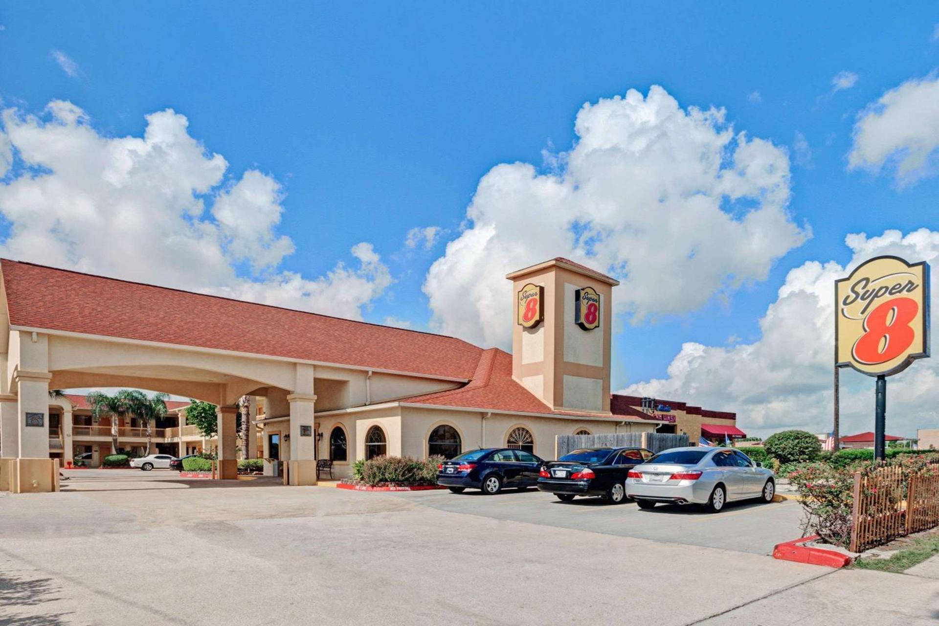 Super 8 by Wyndham Houston Hobby Airport South photo 15