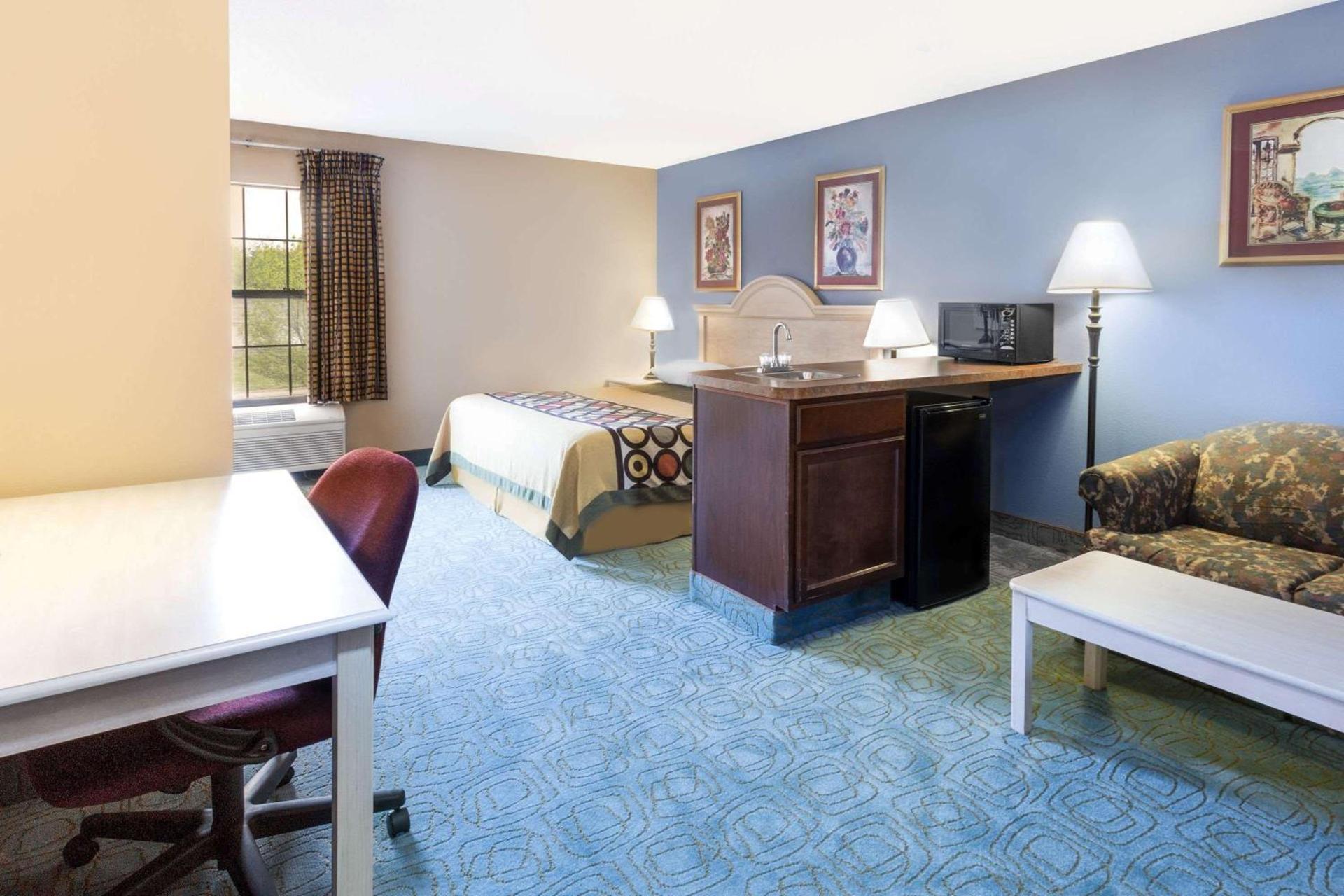 Super 8 by Wyndham Freeport photo 13