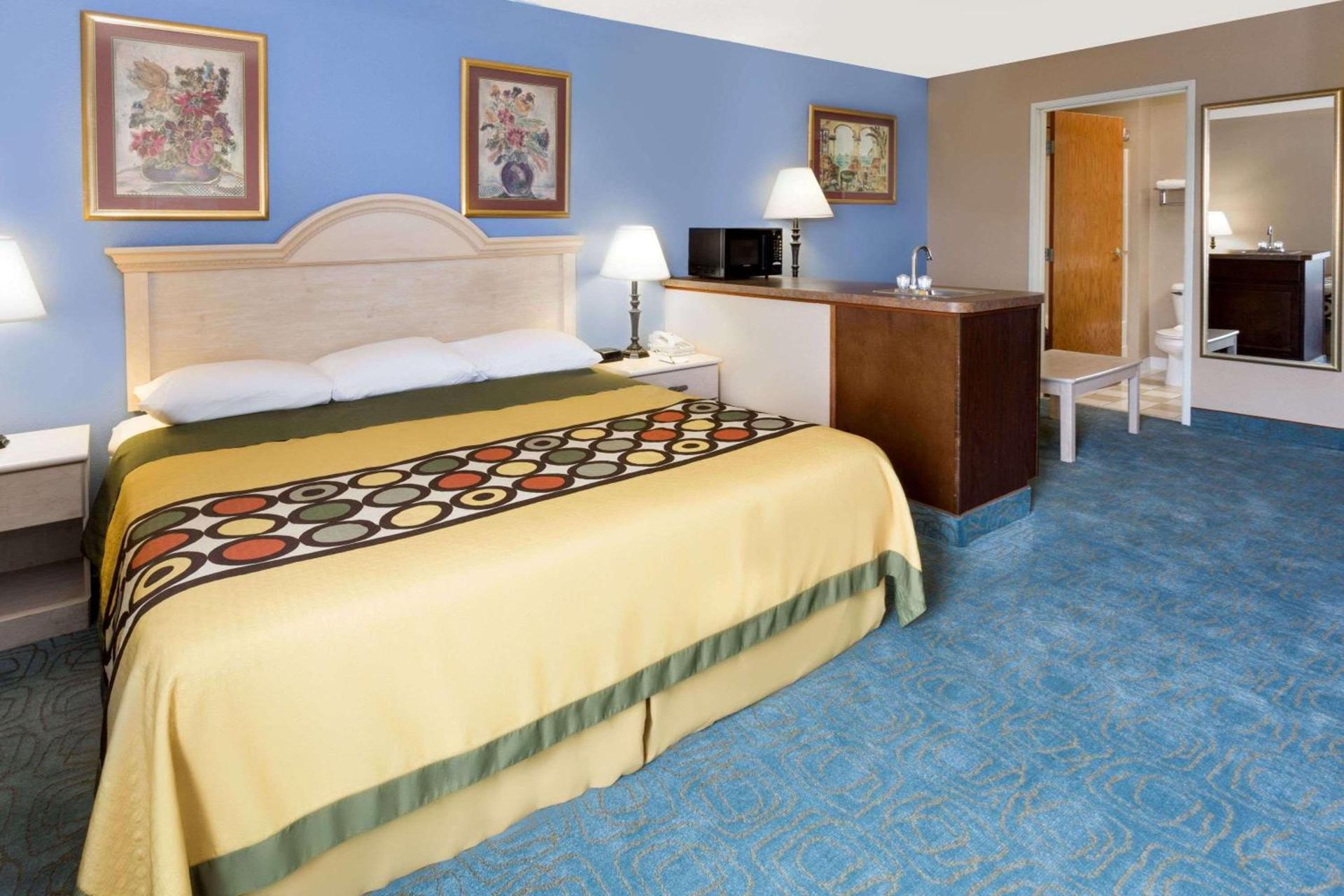 Super 8 by Wyndham Freeport photo 14
