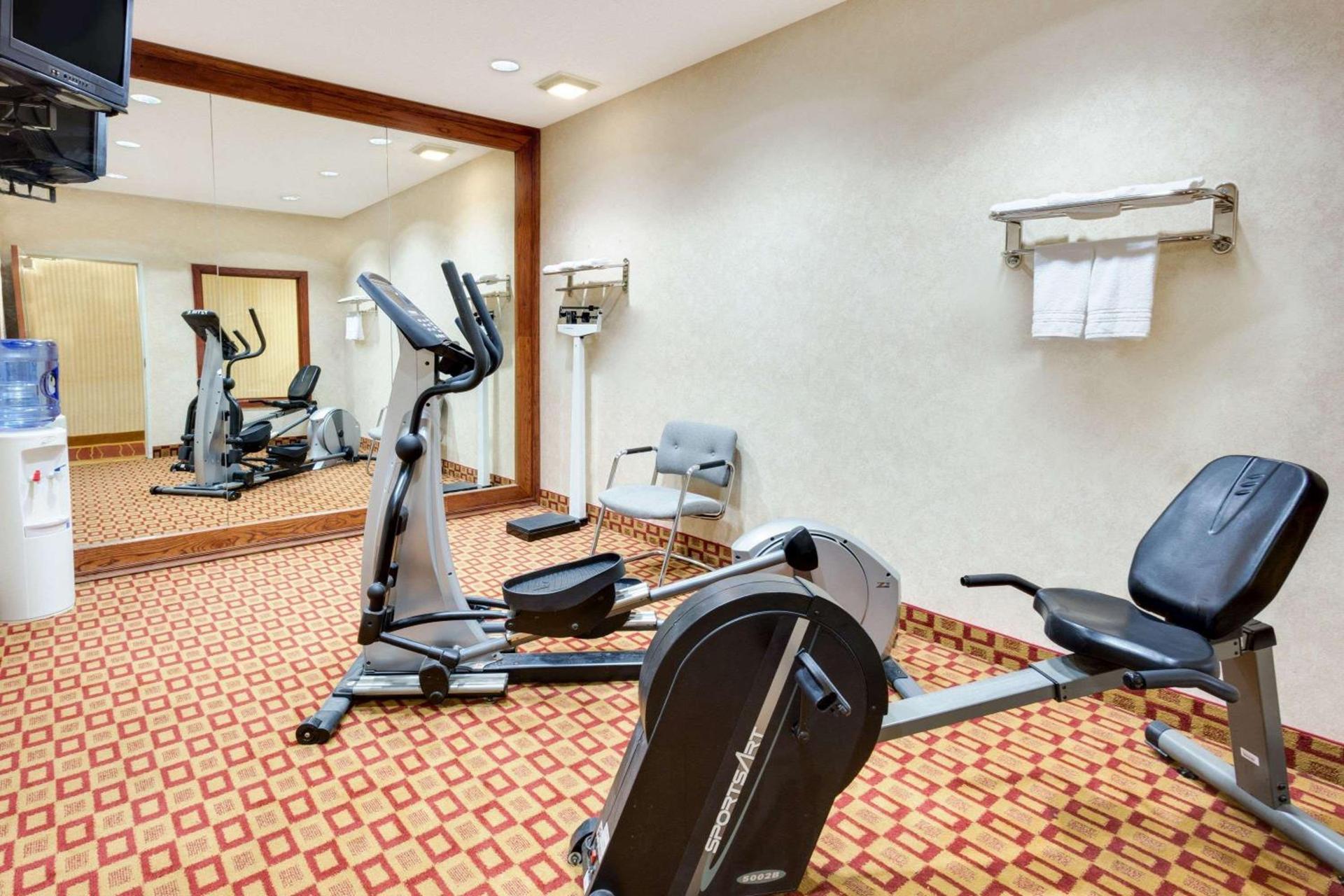 Super 8 by Wyndham Freeport photo 3