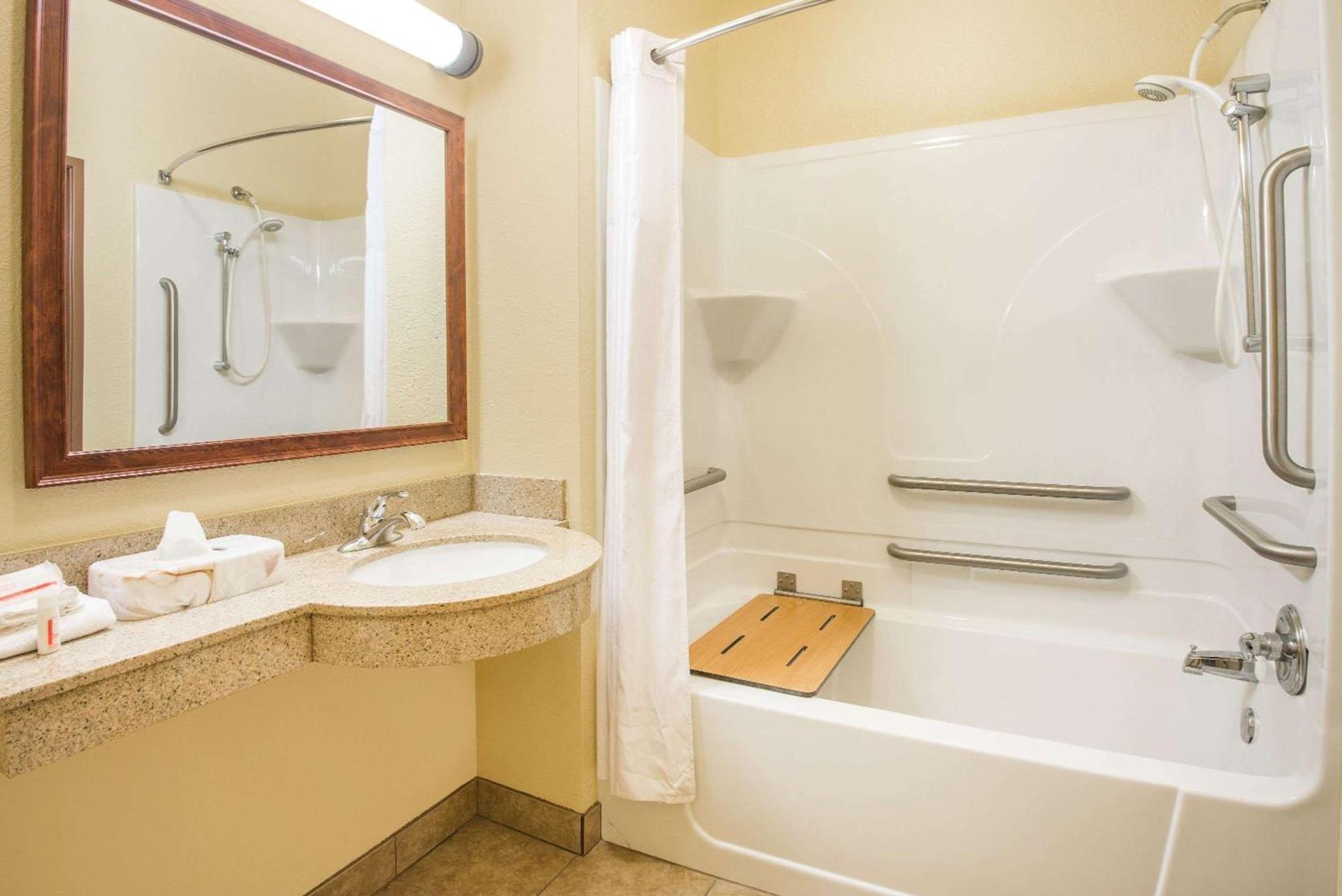 Days Inn by Wyndham Ellis photo 11