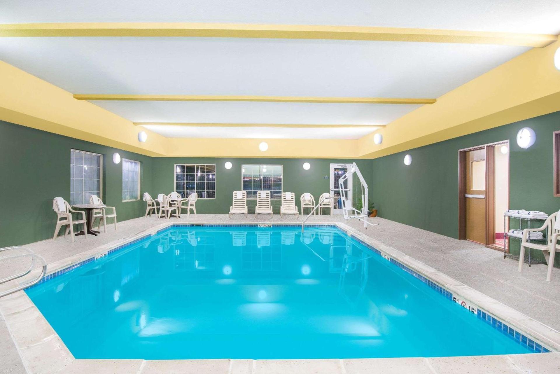 Days Inn by Wyndham Ellis photo 3