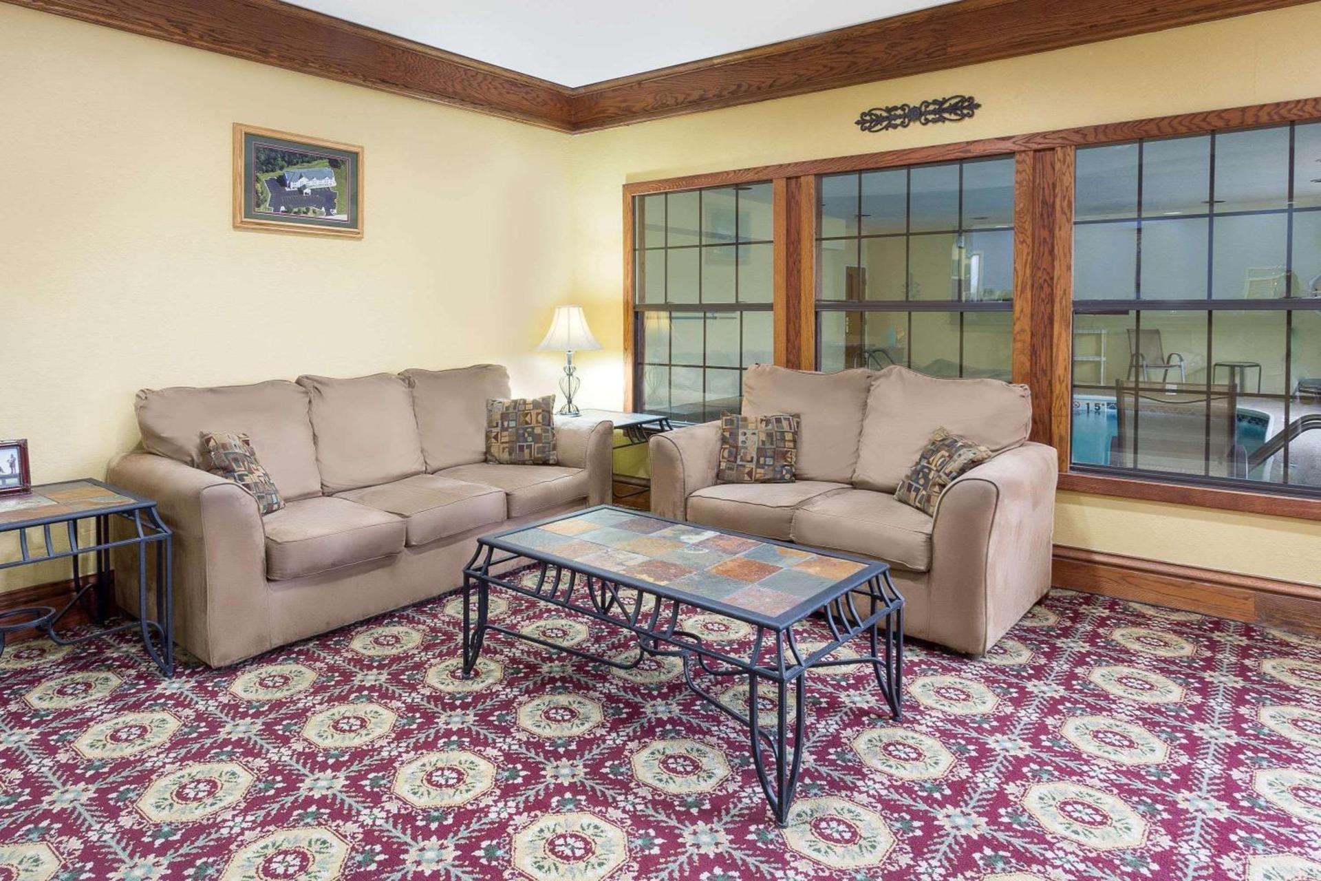 Super 8 by Wyndham Freeport photo 2